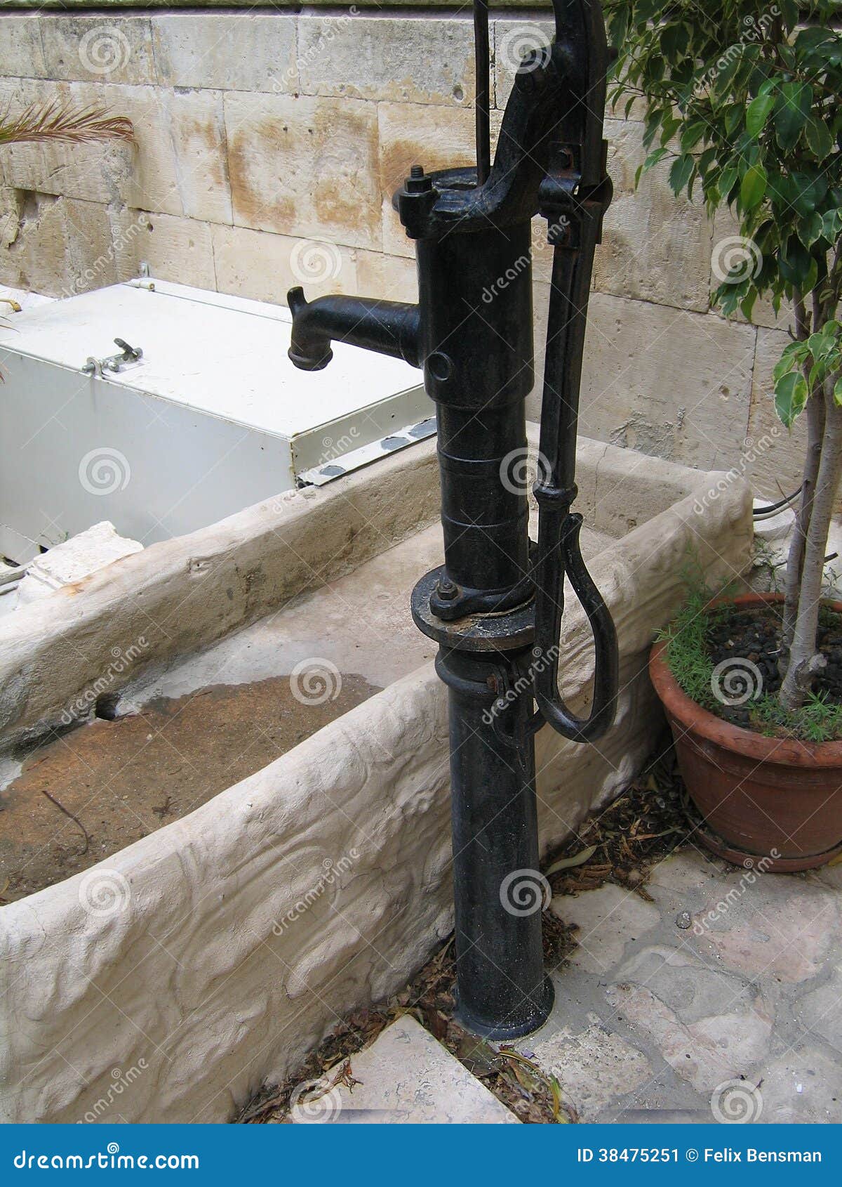 Старая ручная водяная помпа Стоковое Изображение - изображение .