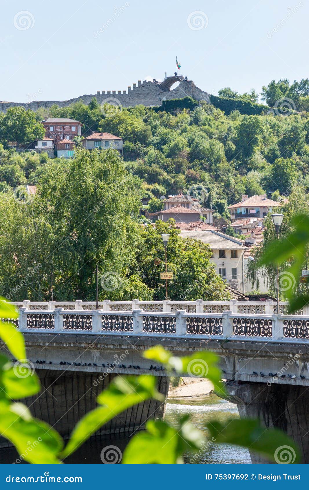 Старое Lovech на холме перед крепостью Hissar в Болгарии. Lovech - одно из самых старых обитаемых в мест в Болгарии, которая появилась на место поселения Melta Thracian и Presidium римской крепости During the time первого болгарского королевства (gg 681-1018 ) Здесь была болгарская в наше время вызванная крепость, Hissarya