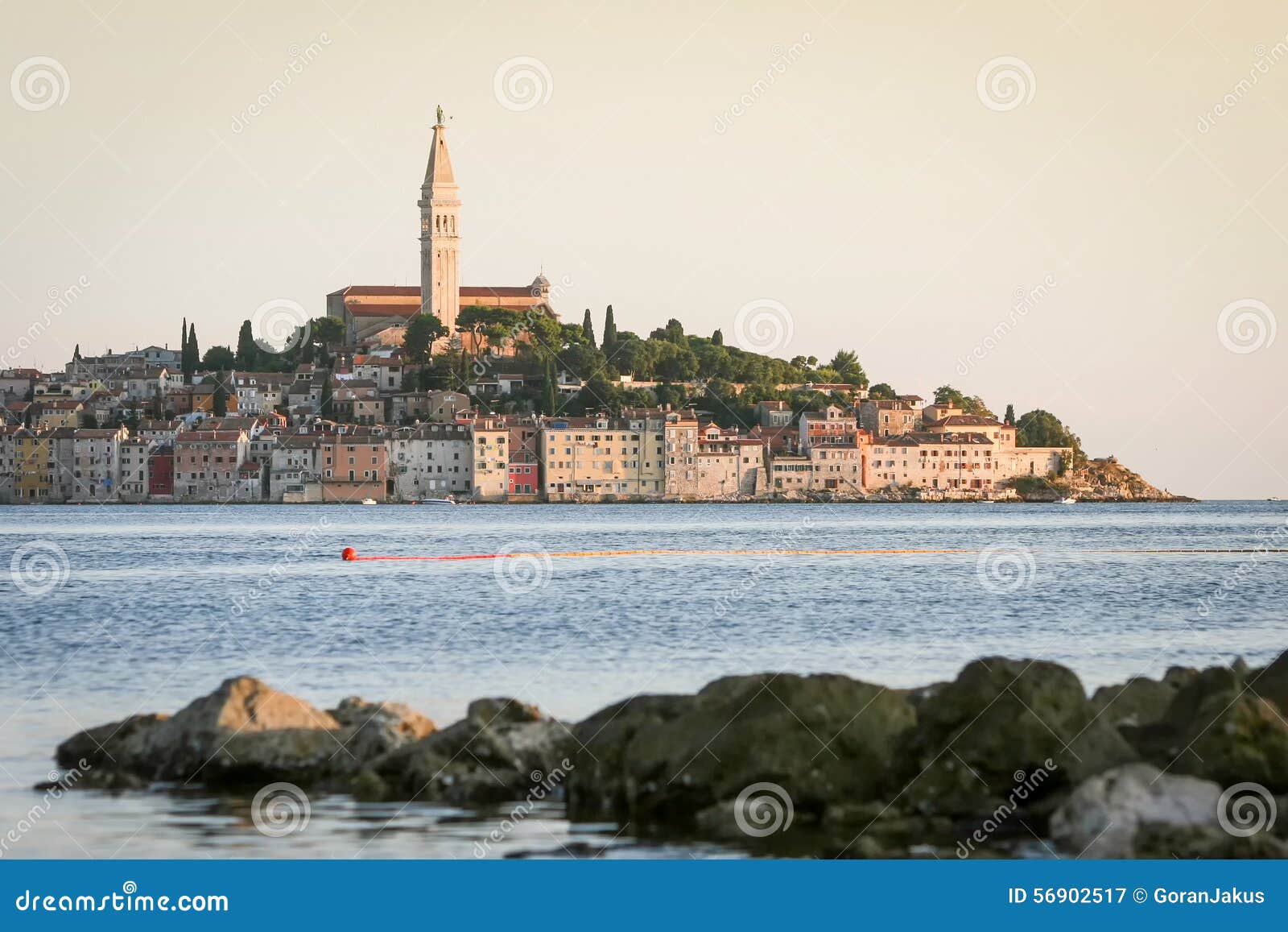 Старое ядр города Rovinj. Взгляд старого ядра города с церковью и колокольней Euphemia Святого в Rovinj, Хорватии