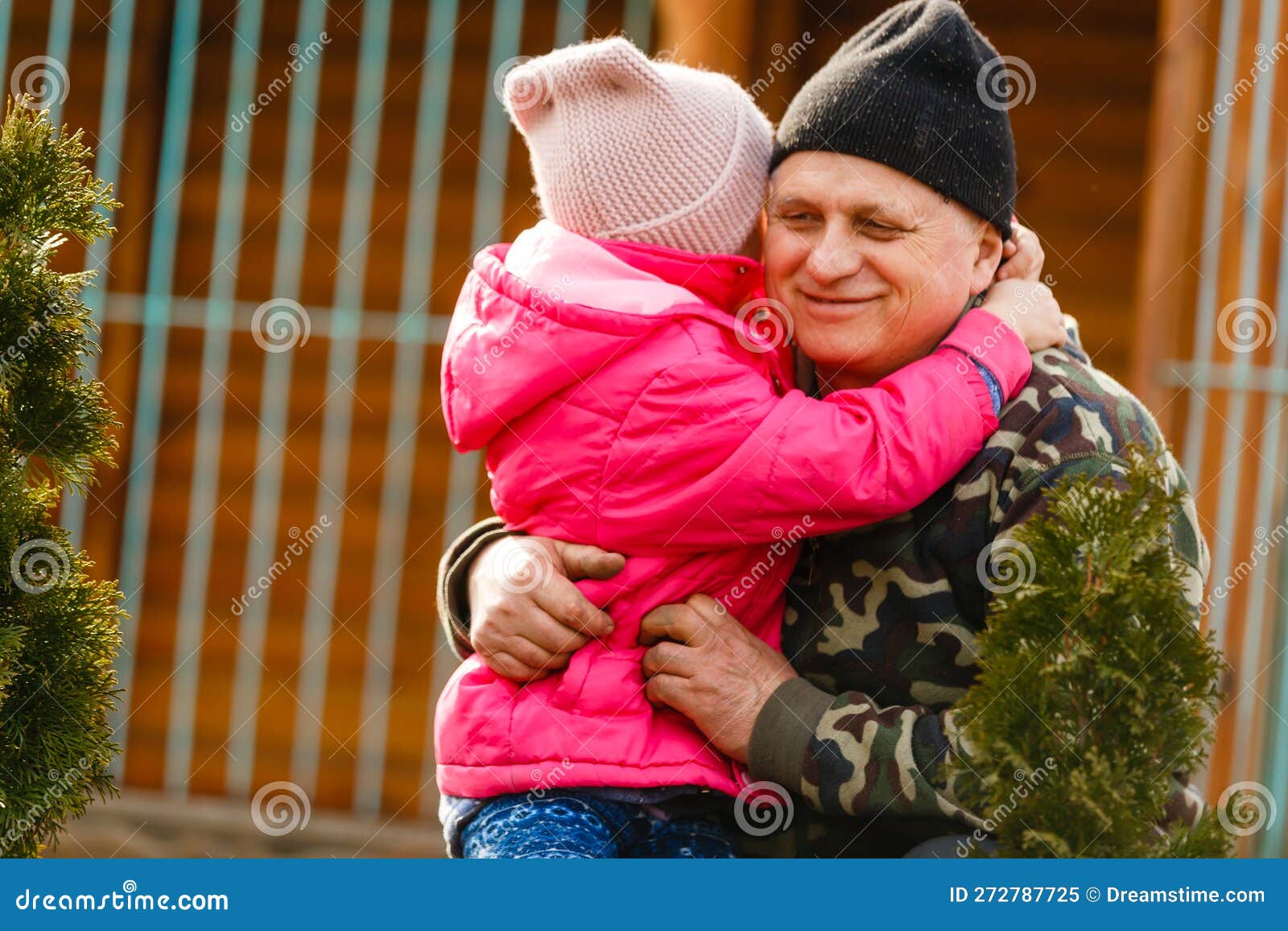 старший мужчина со своей внучкой. Дедушка и ребёнок на улице ...