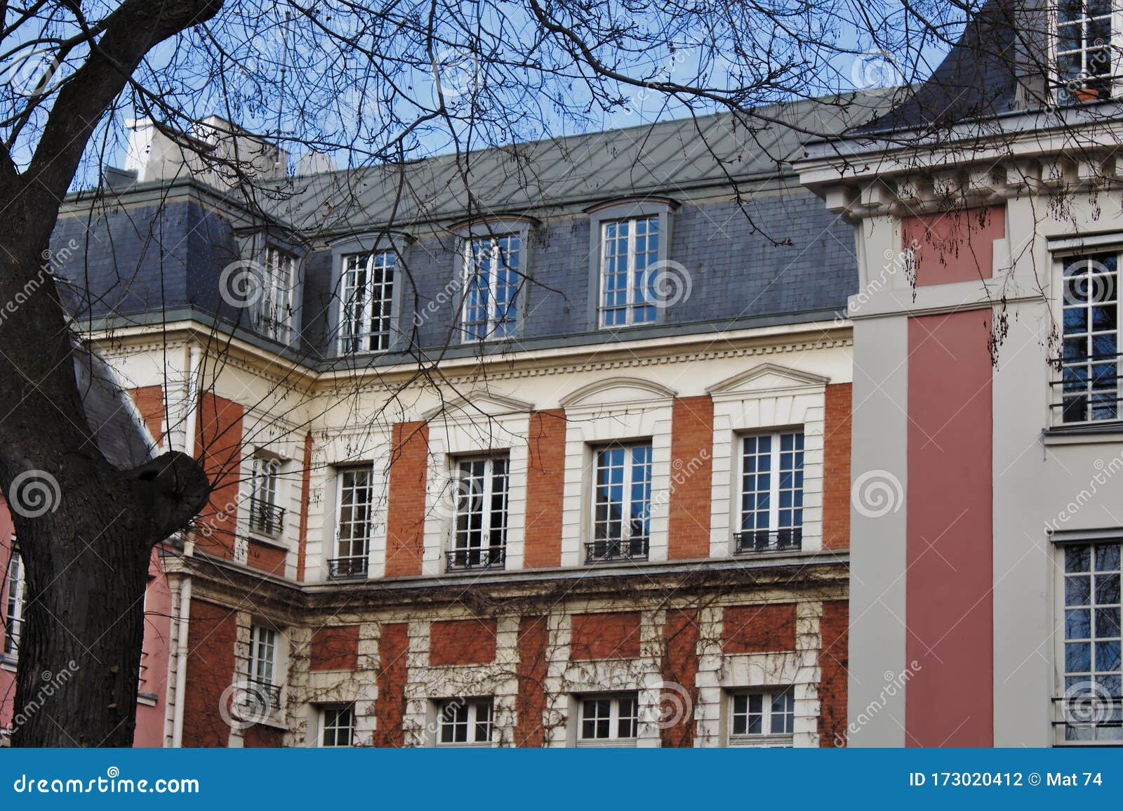 В каком году был построен самый старый дом в париже