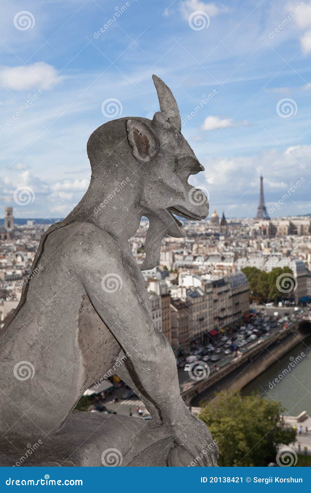 статуя notre gargoyle dame собора. Gargoyle dame городского eiffel Франции города центра собора предпосылки взгляд башни верхней части лета улиц статуи неба paris notre пасмурного готский