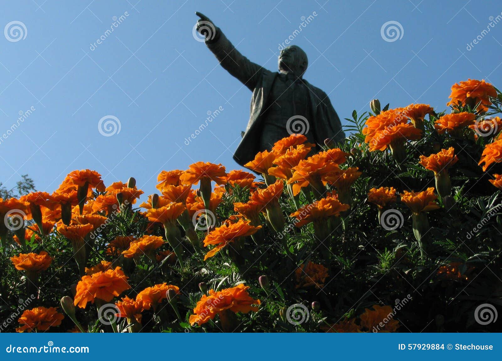 Памятник Ленина с цветами