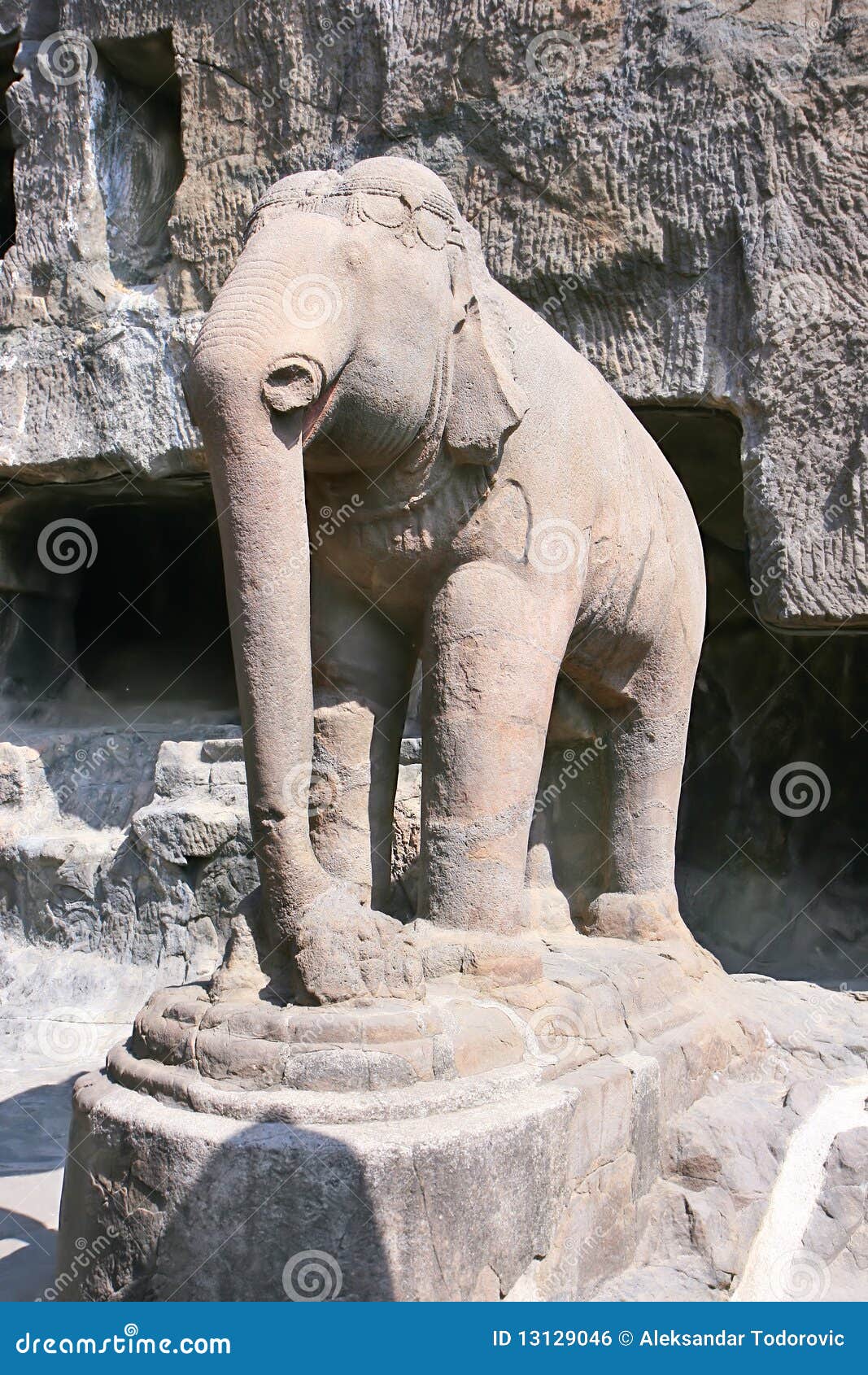 Статуя слона в Jain виске (Indra Sabha). Выдалбливайте 32, подземелья Ellora, около Aurangabad, Индия. 10th - 12th ОБЪЯВЛЕНИЕ столетия