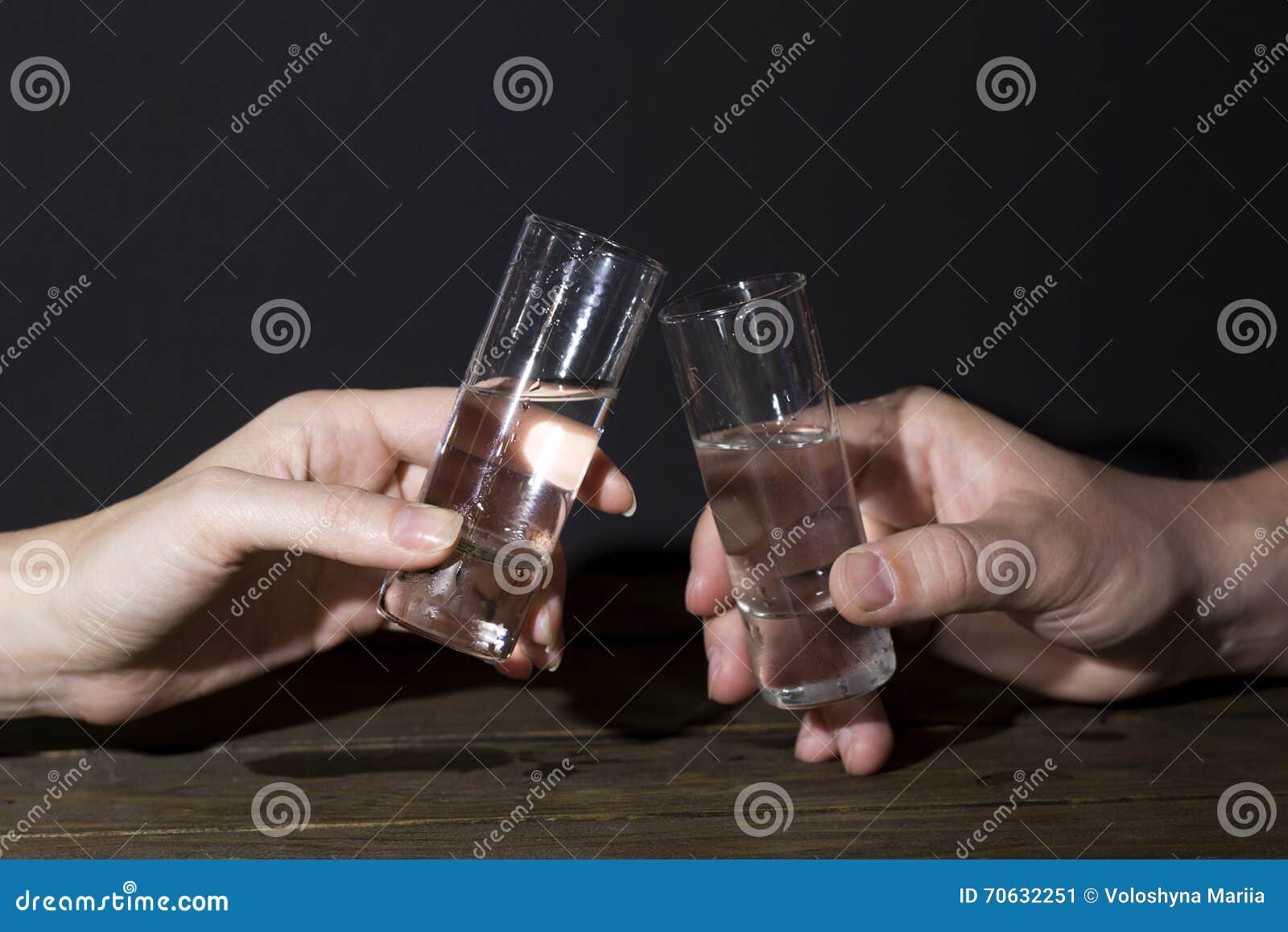 руки водки на столе