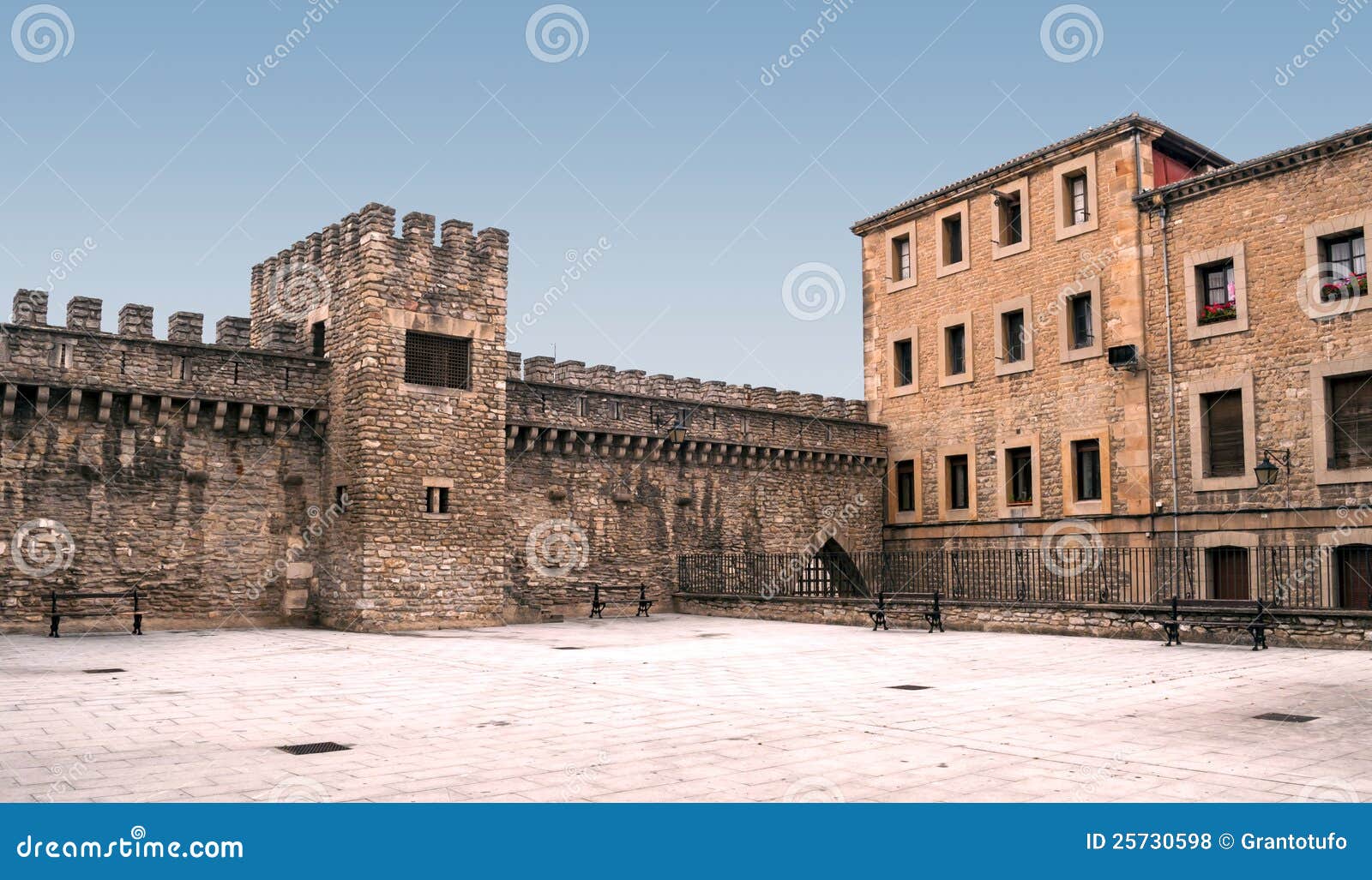 стена двора замока. стародедовский двор города замока здания одна другая сторона s распологает испанскую стену vitoria