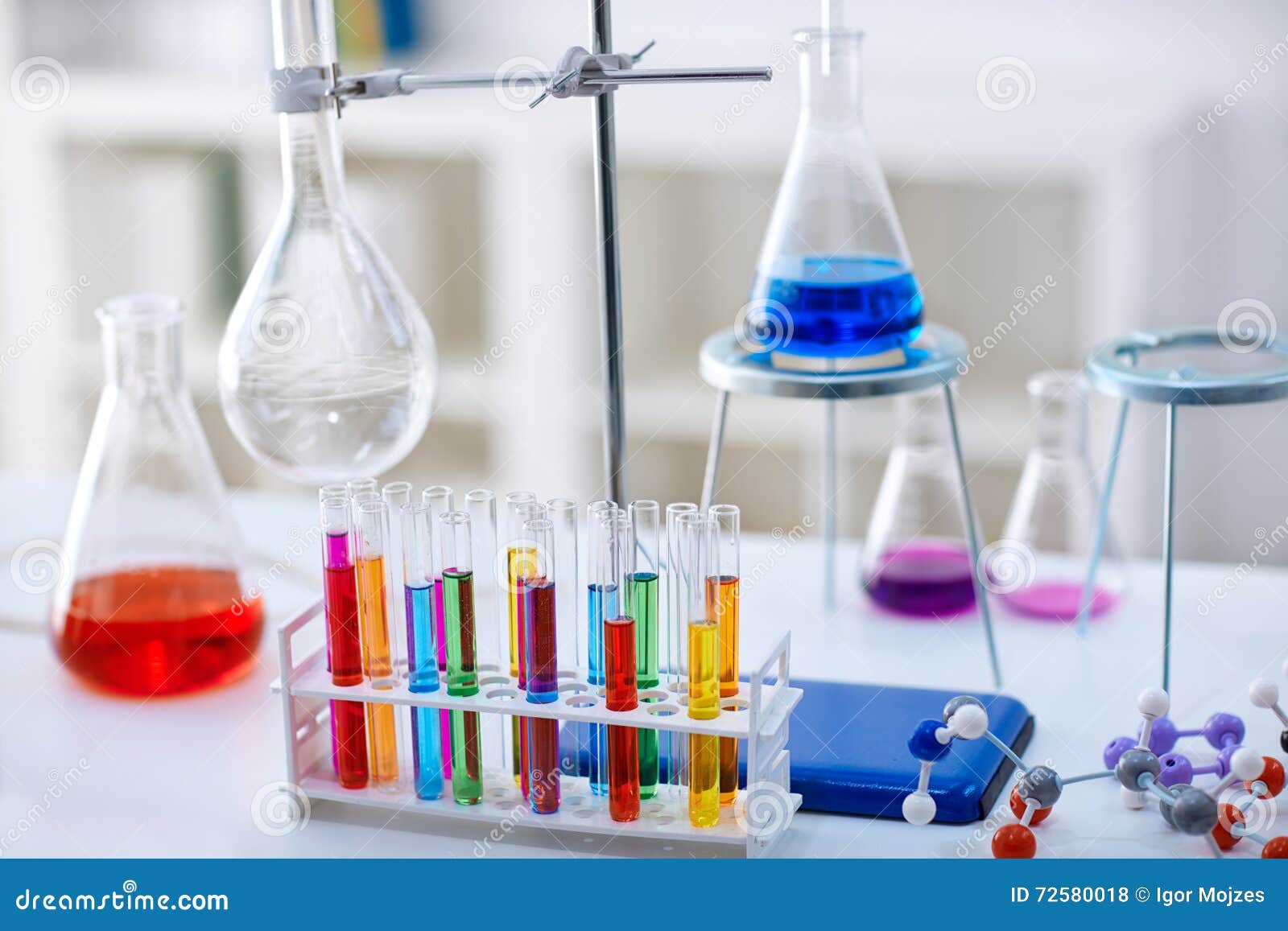 Стол в химической лаборатории с образцами в пробирках Стоковое Фото ...