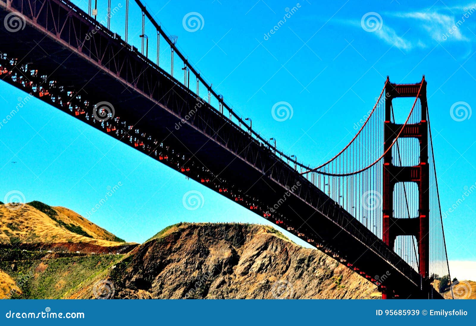 строб золотистый san california francisco моста. Это изображение находилось на шлюпке вахты кита пока в Сан-Франциско, Калифорнии