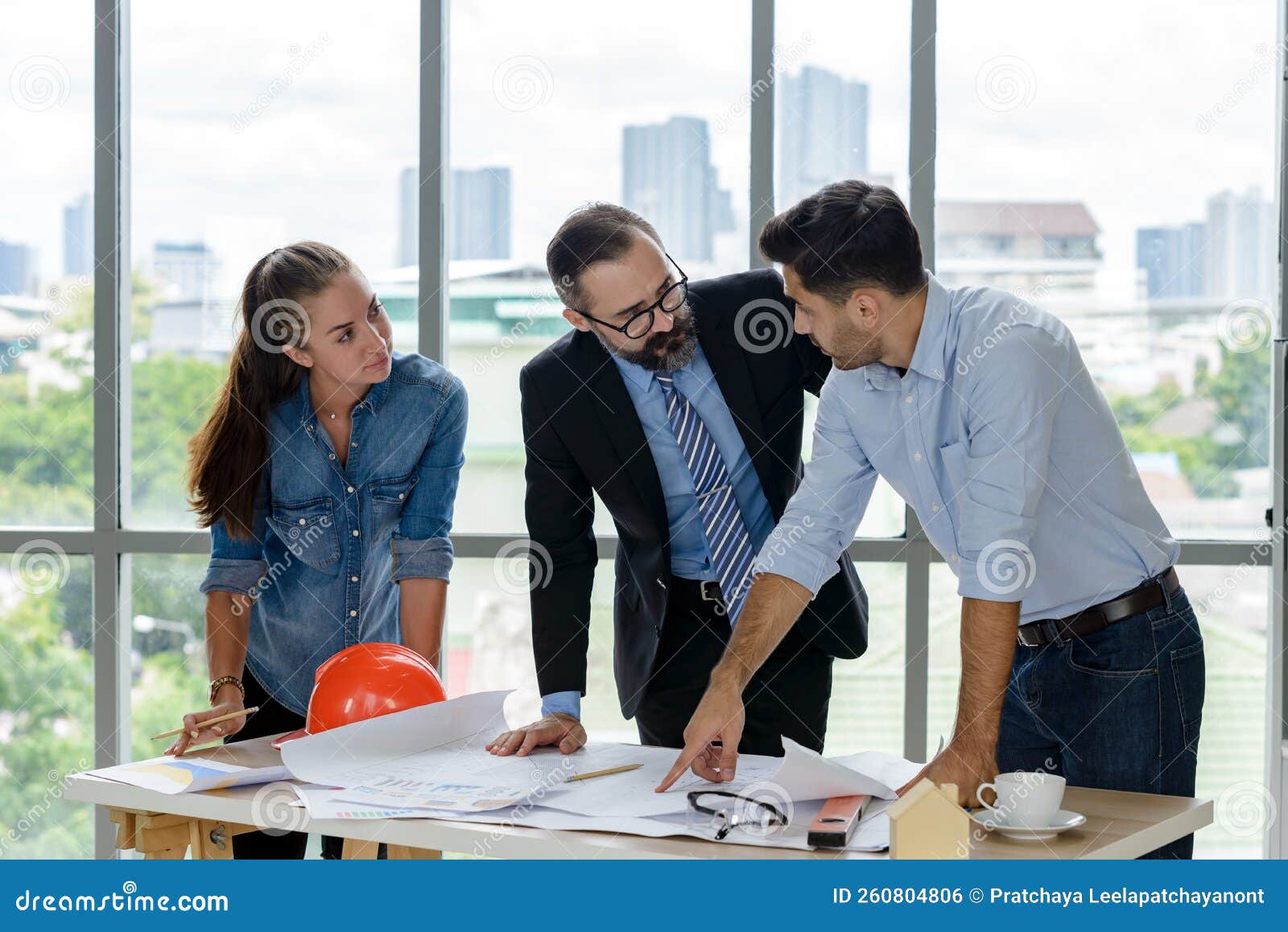 строительный инженер и архитектурный план работы с проектом на рабочем ...