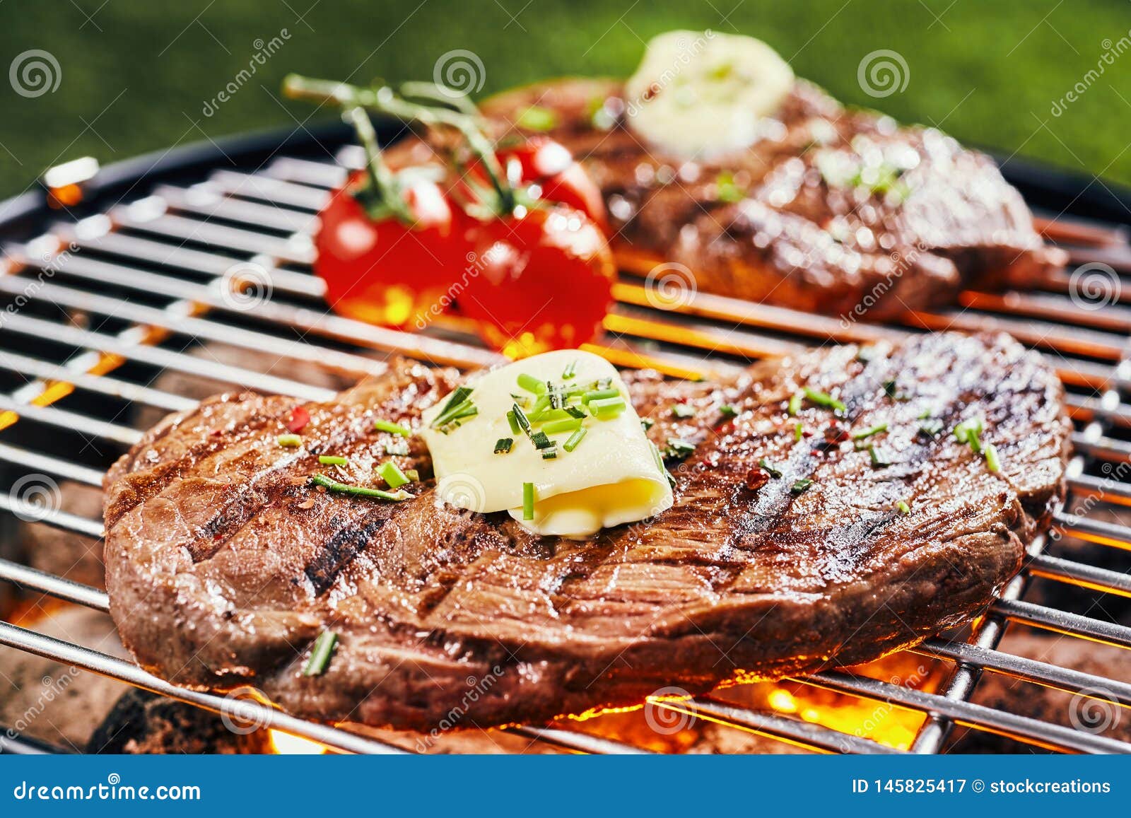 Суккулентная часть стейка оковалка жаря на BBQ Стоковое Изображение ...