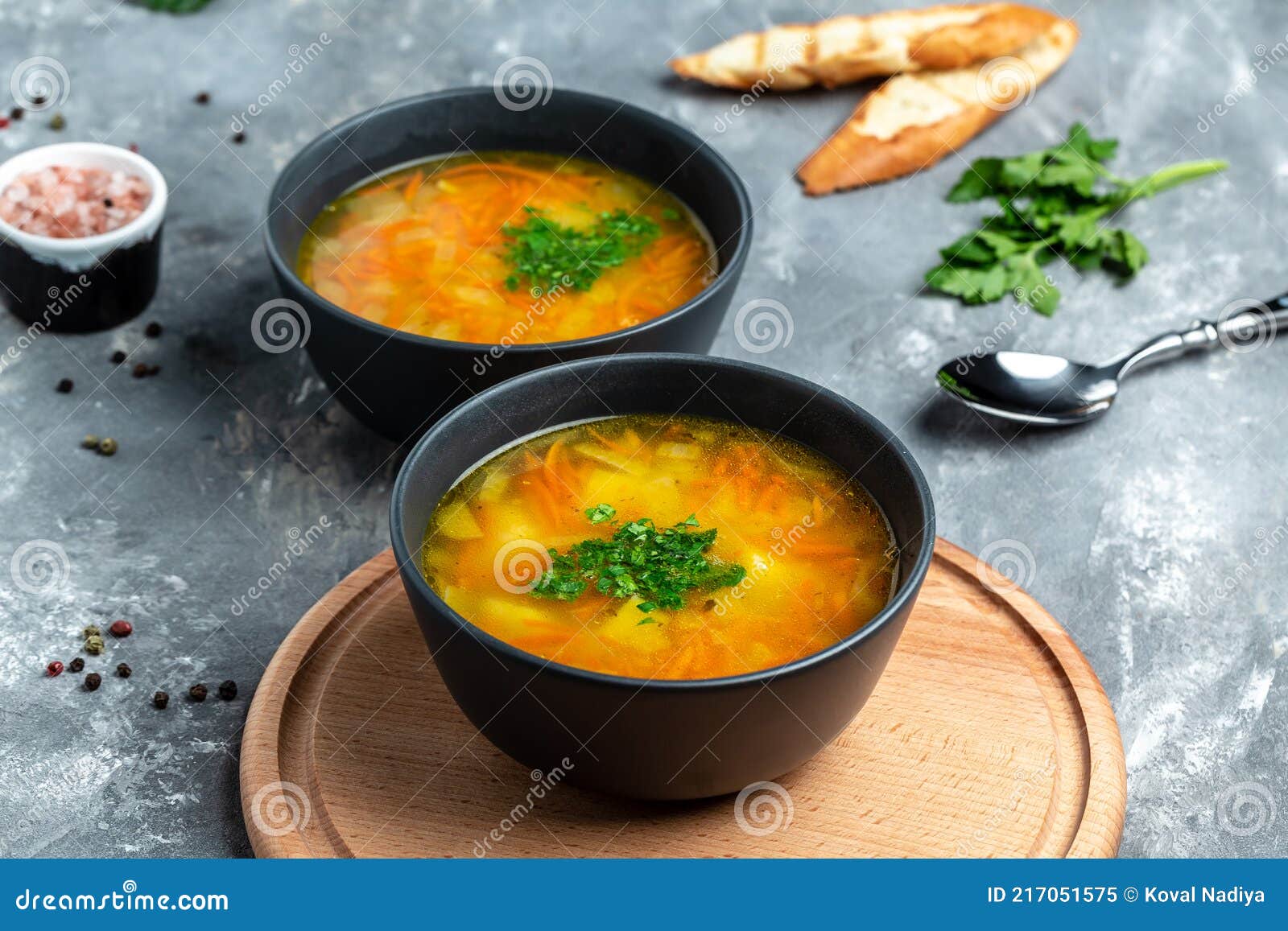 Итальянский суп с песто, курицей су-вид и яйцом