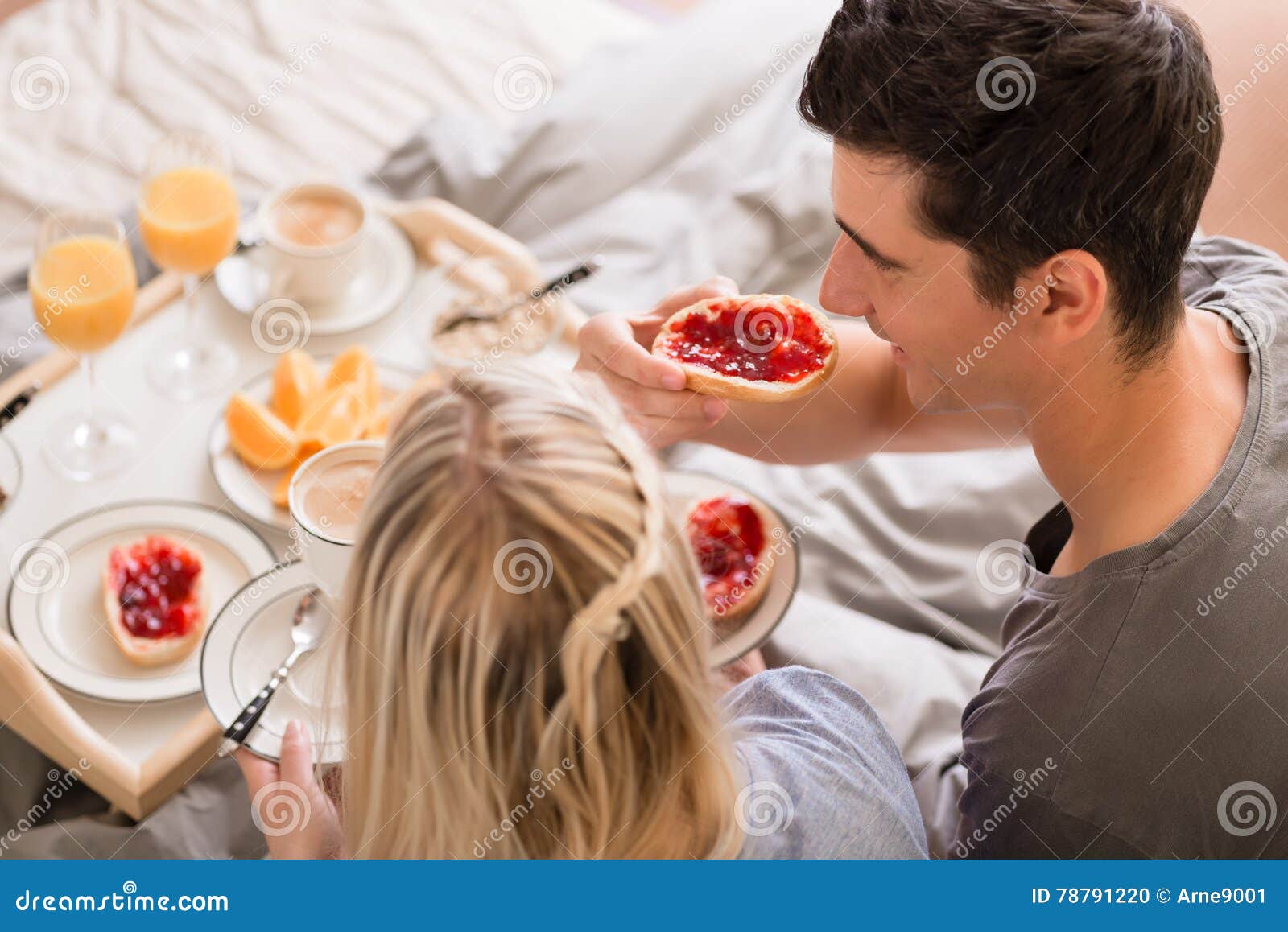 Супруг и жена деля расслабляющий завтрак Стоковое Фото - изображение ...