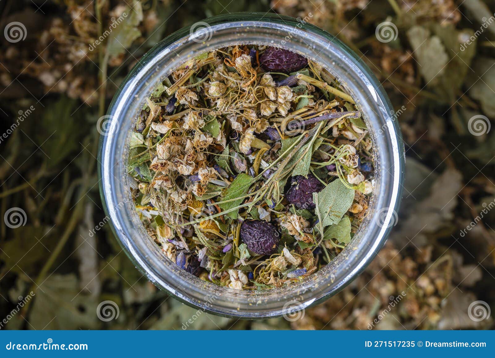сухой цветок и травяной чай листья на заднем плане. травяная коллекция ...