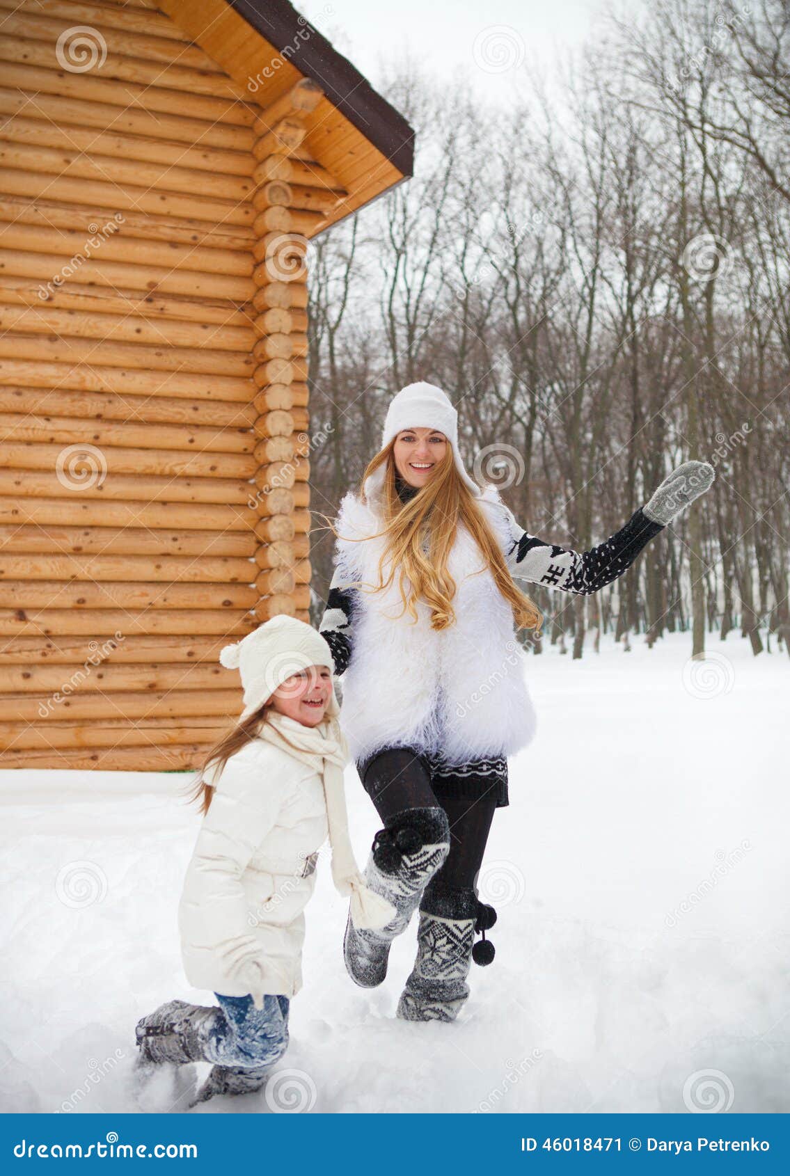 Мама с дочкой на зимней Горке
