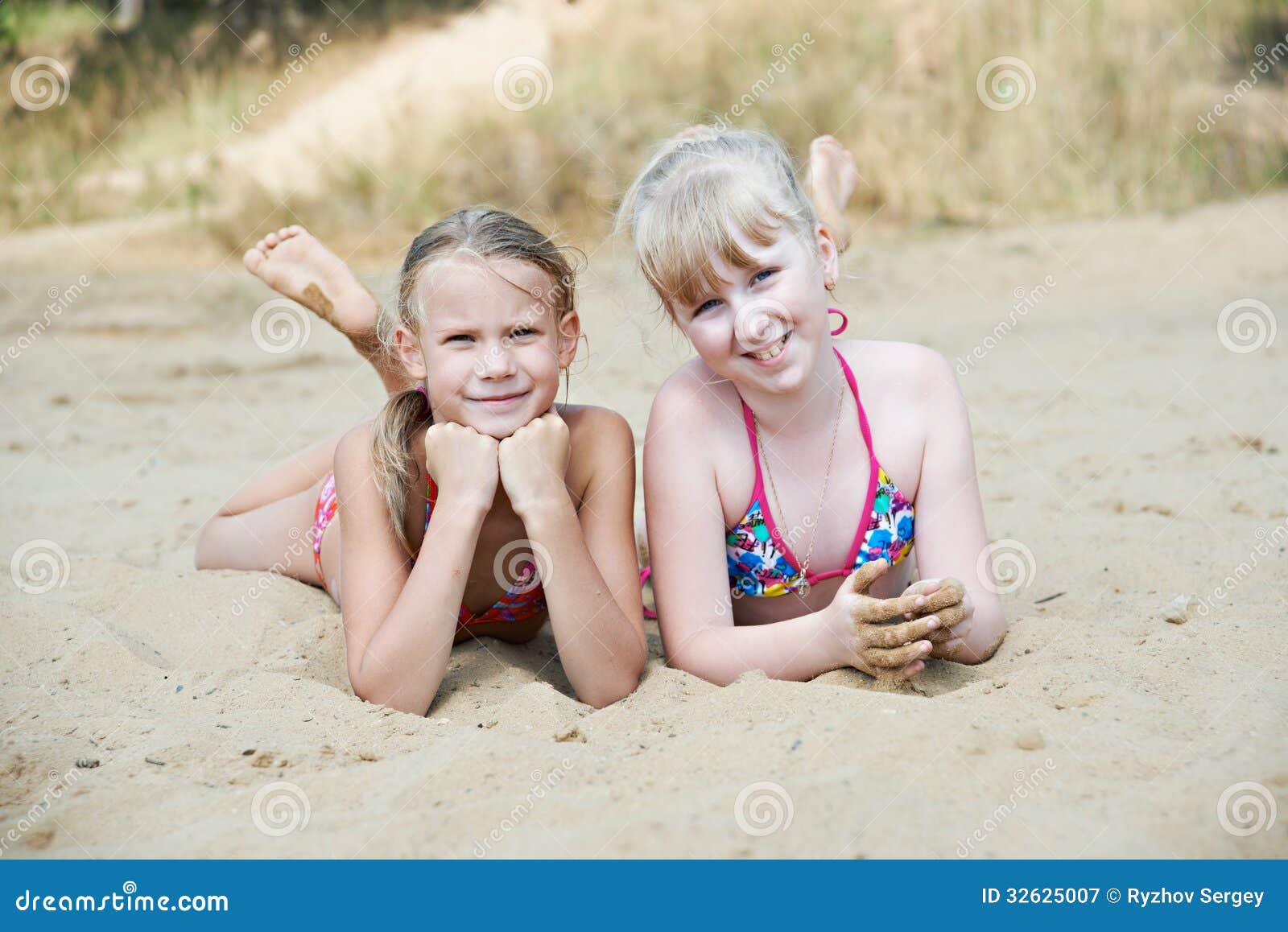 Стоковые фотографии Маленькие Девочки Играть Босиком На Море премиум-класса