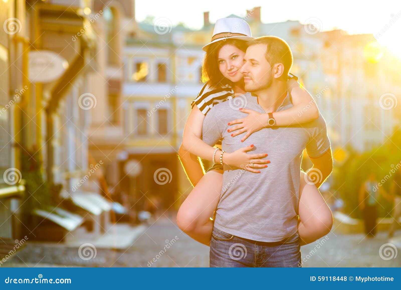 Счастливые молодые пары в влюбленности обнимая на городе
