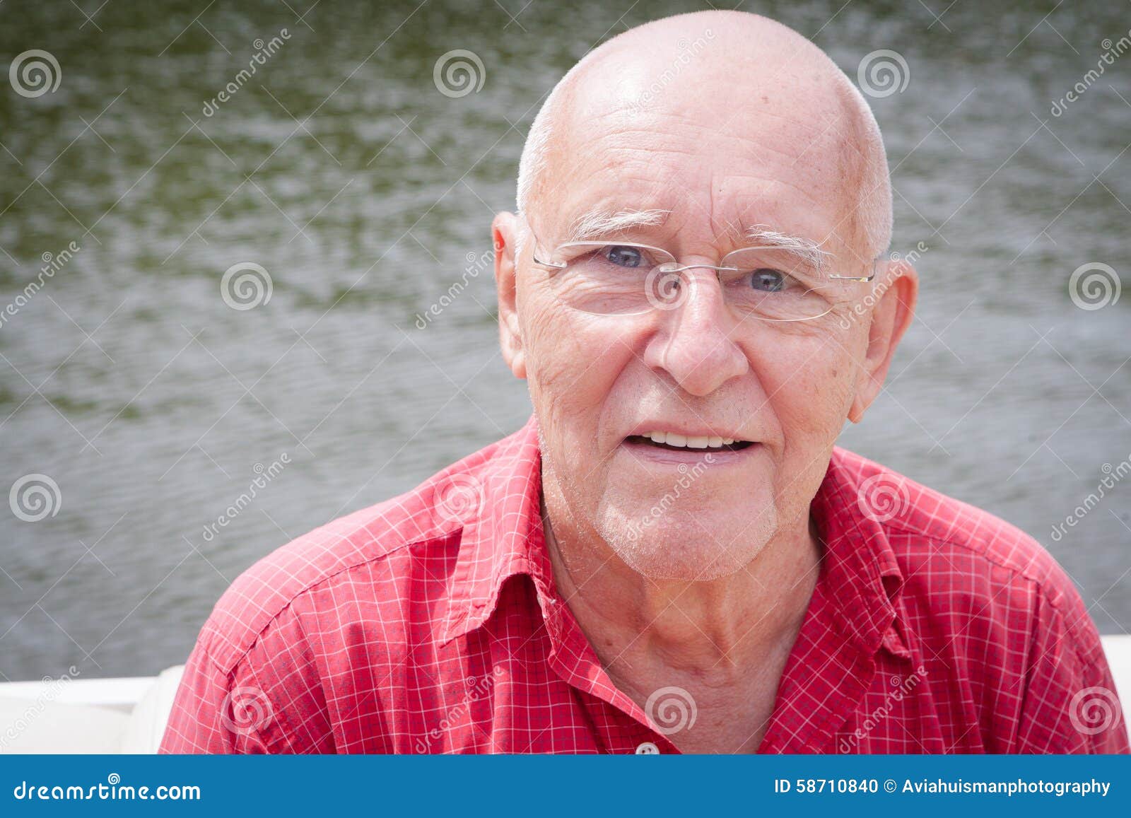 Счастливый старик водой стоковое фото. изображение насчитывающей озеро ...