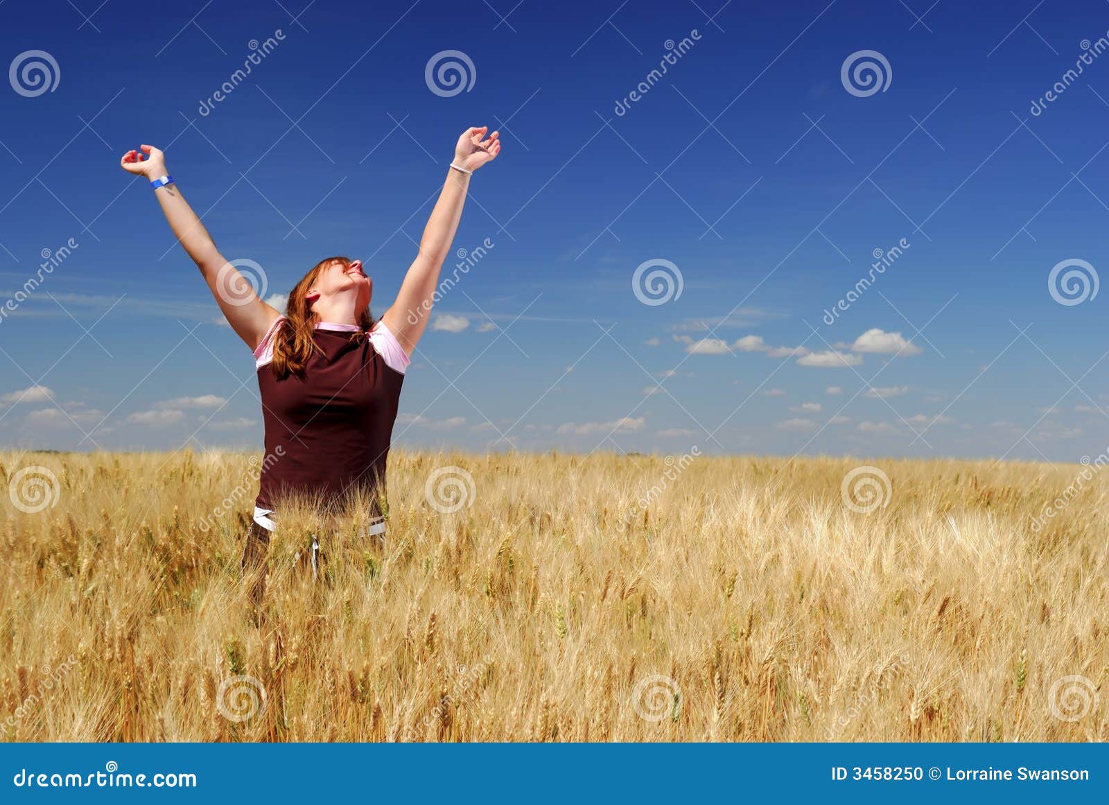 счастье фермы. женщина пшеницы лета неба гениального поля durum счастливая
