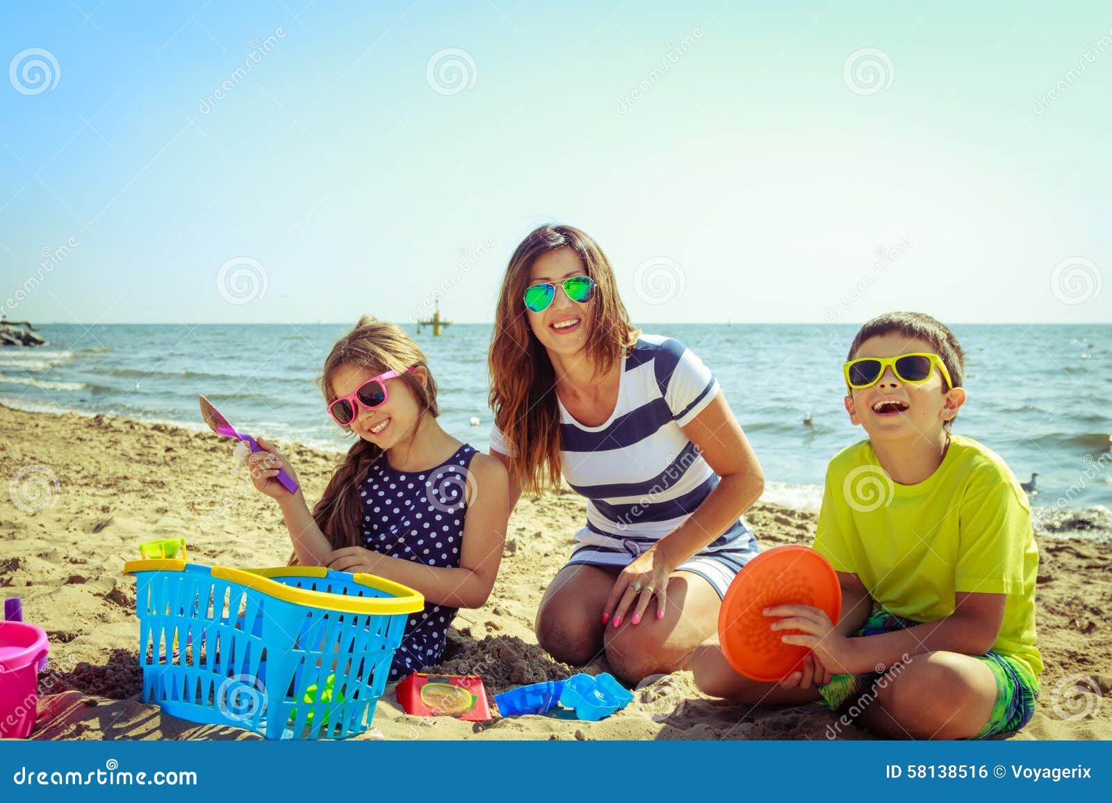 Девочки с родителями на пляже