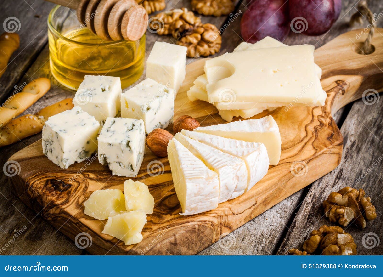 Сыр смешивания: Эмменталь, камамбер, пармезан, голубой сыр, с грецкими ...