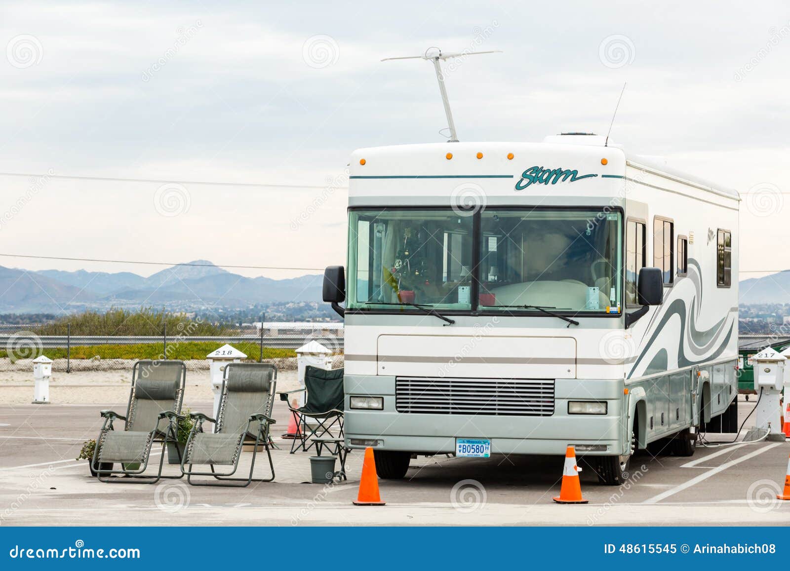 сь rv. Coronado, Калифорния, США 28-ое декабря 2014 Зима RV располагаясь лагерем на цене Калифорнии