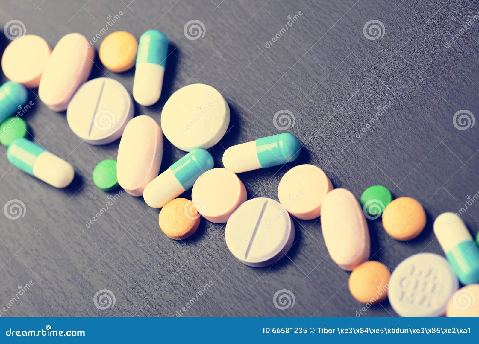 таблетки предпосылки черные Отражение пилюлек на стекле Предпосылка ...