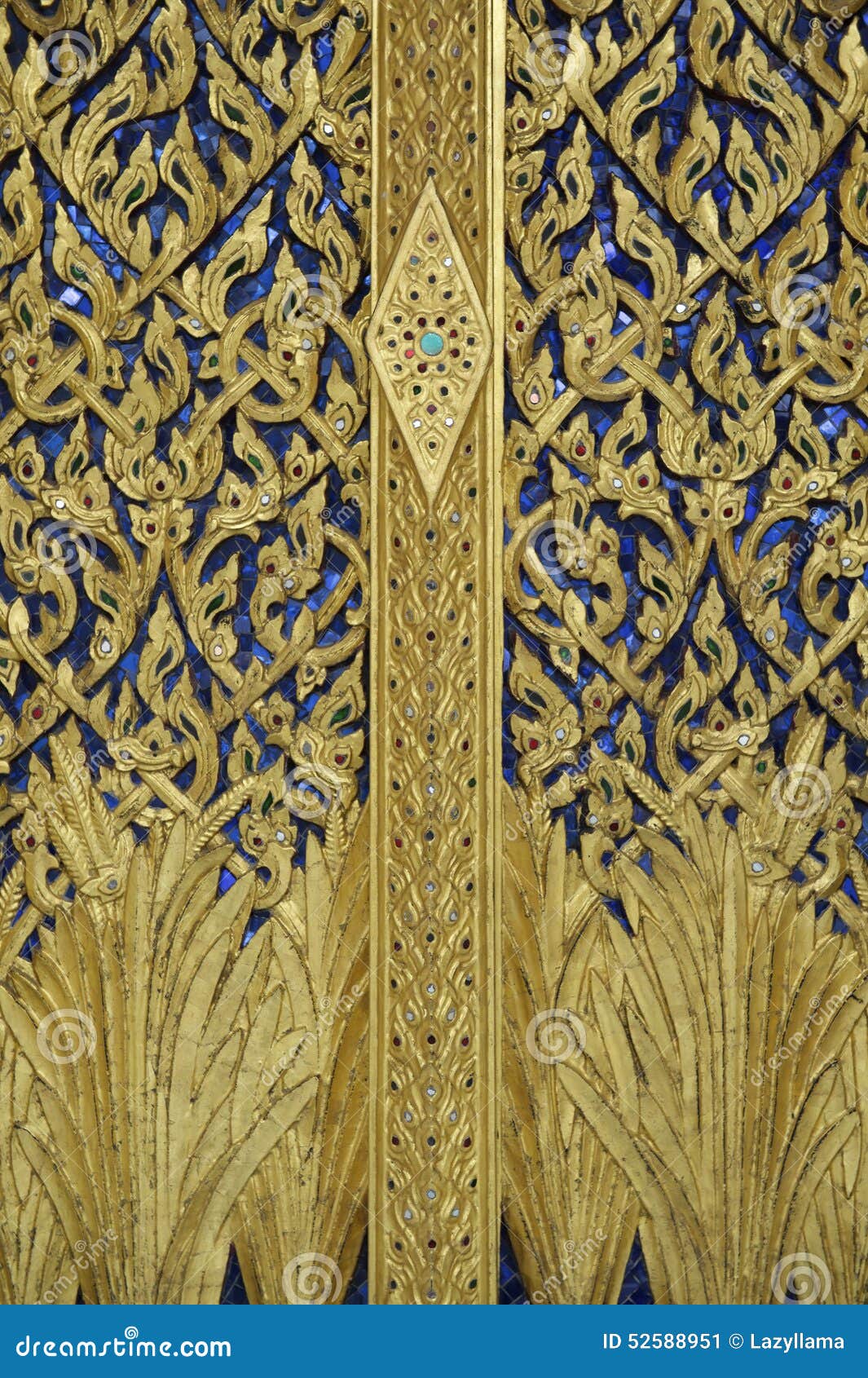 Тайские золото и синь детали архитектуры буддийского виска Стоковое ...