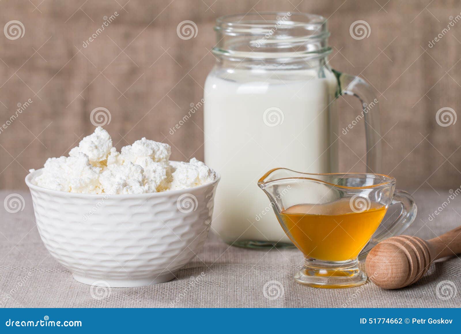 Молоко мед и творог