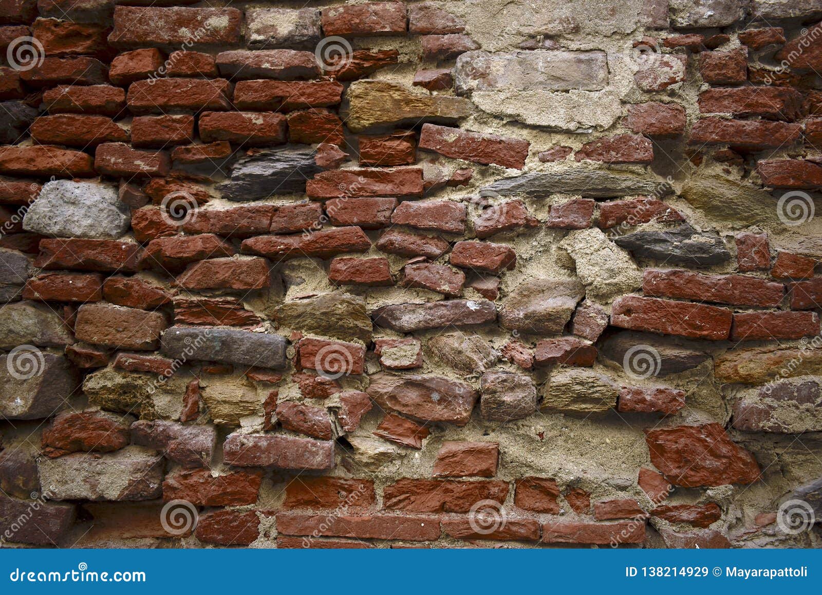 Текстура древней стены кирпичей глины. Текстура кирпичей глины, рыжеватые тоны древней стены Кирпичи средневековых стен Незаконное расположение частей Италия Город Пизы