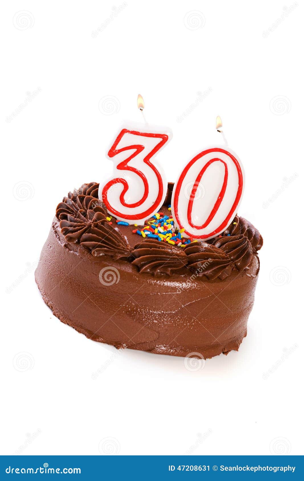 Торт: Испеките для того чтобы отпраздновать 30-ый день рождения. Isolaed на белом шоколаде заморозило торт с различными пронумерованными свечами на верхней части