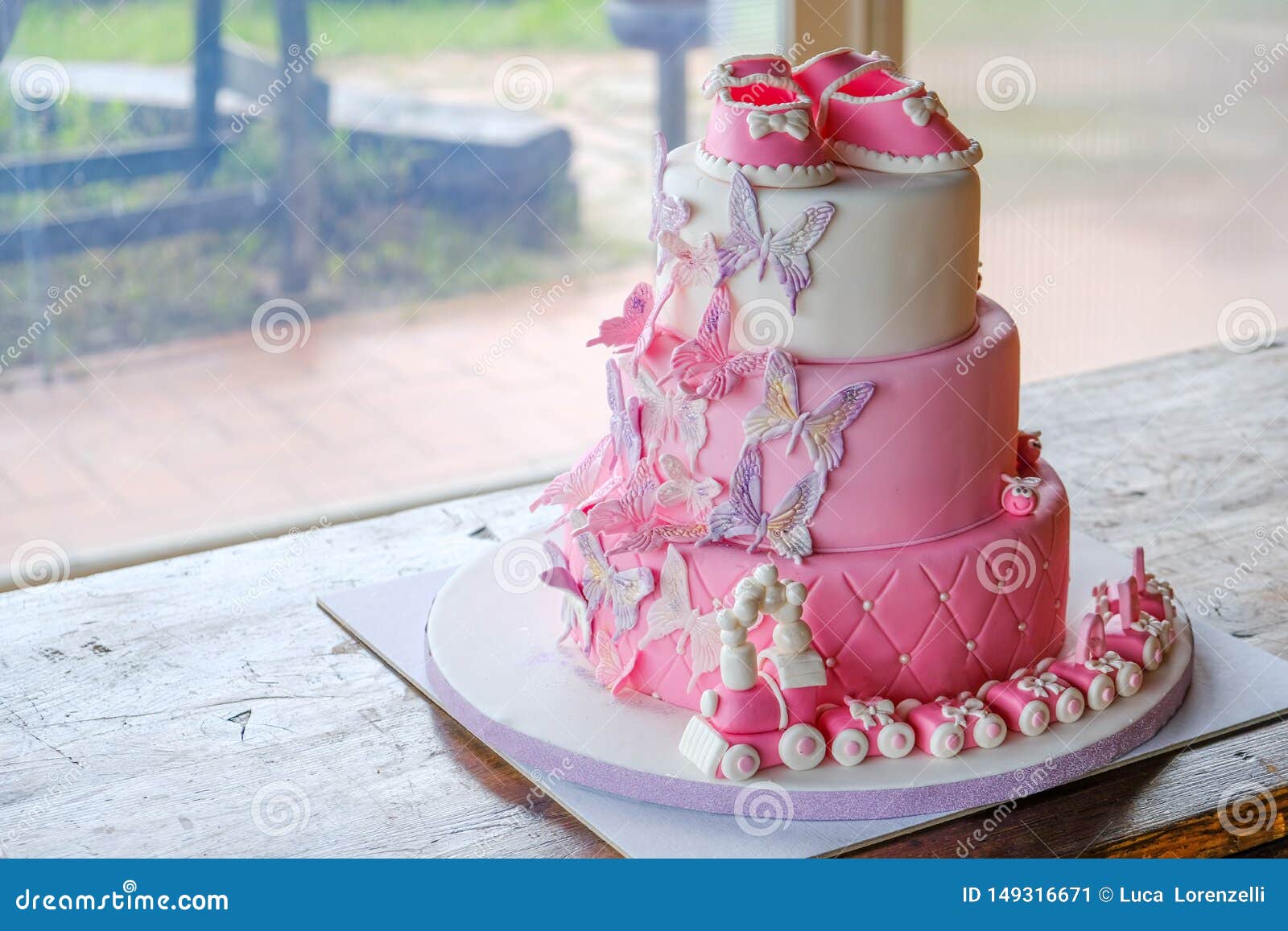 Торт кулака для маленького дня рождения ребенка для праздновать ...