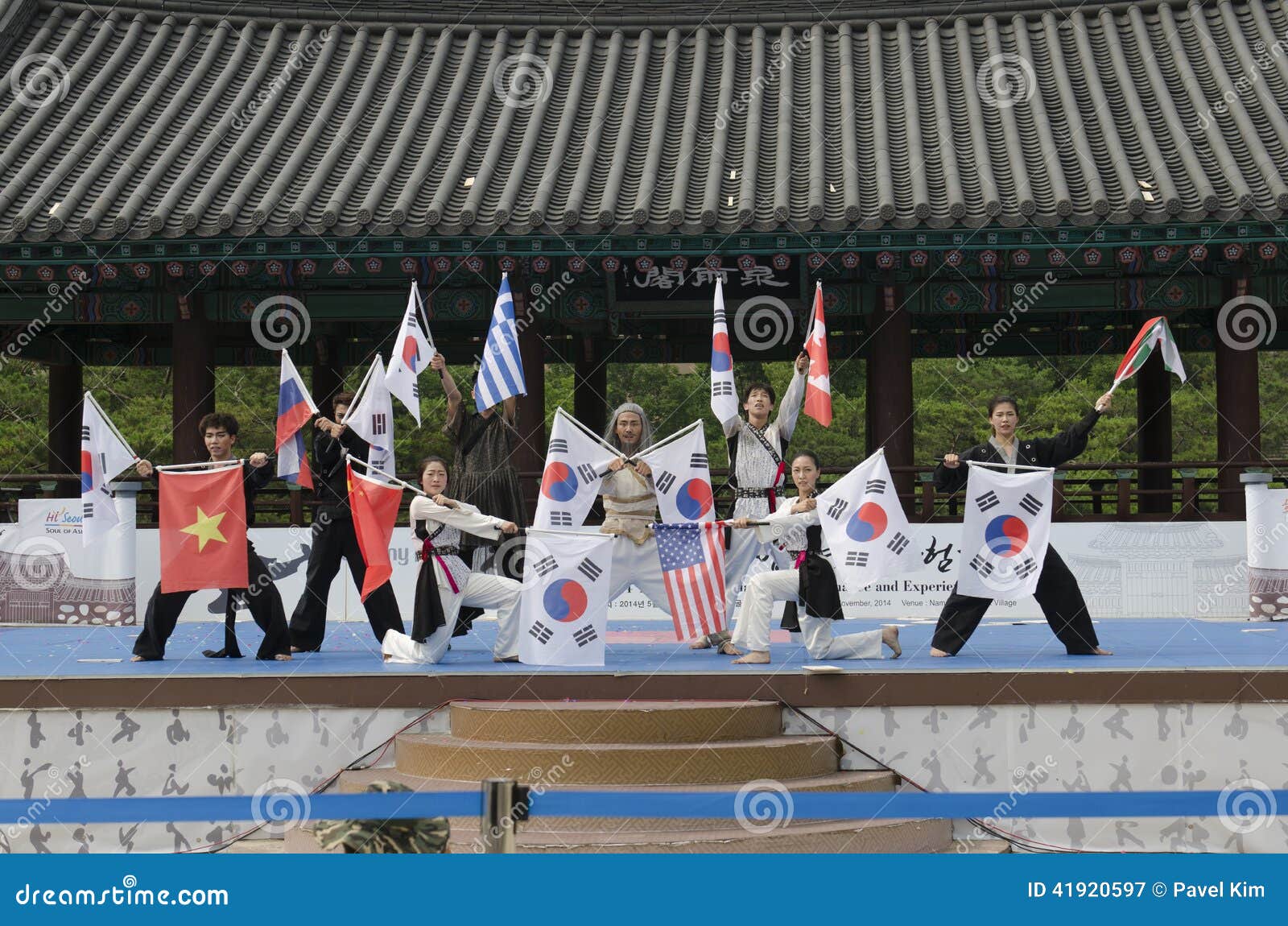 Традиционные корейские представление боевых искусств и событие опыта ...