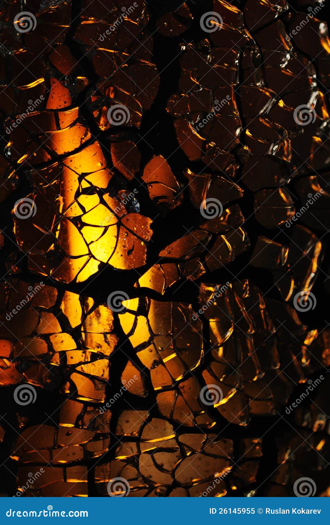 Треснутое стекло. стоковое изображение. изображение насчитывающей ...