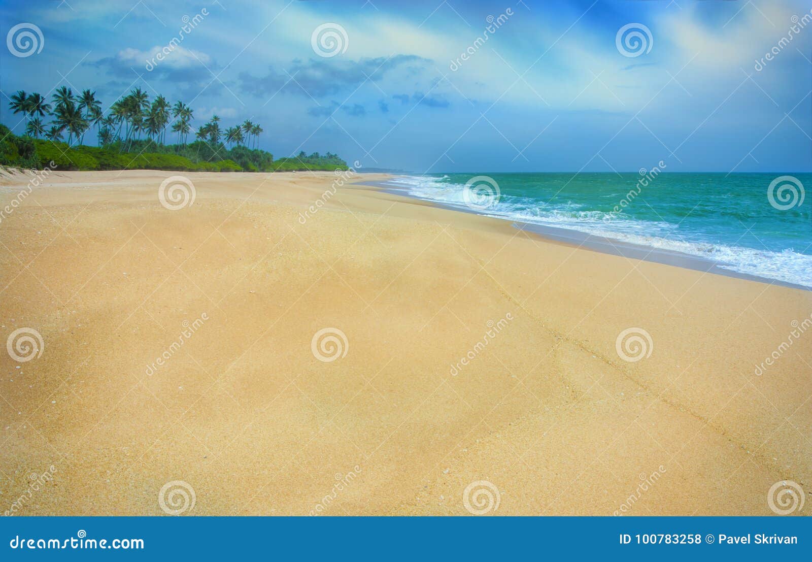Тропический песчаный пляж на Шри-Ланке. Волна моря на пляже песка море пляжа тропическое Пляж Шри-Ланка рая идилличный Красивый ландшафт Шри-Ланки Экзотический ландшафт воды с облаками на горизонте лето праздников семьи счастливое ваше Берег океана в вечере как предпосылка перемещения природы