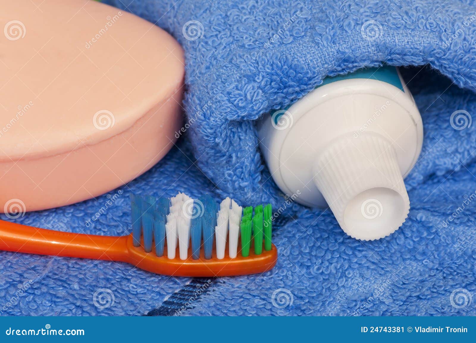 зубной щеткой мыть мылом