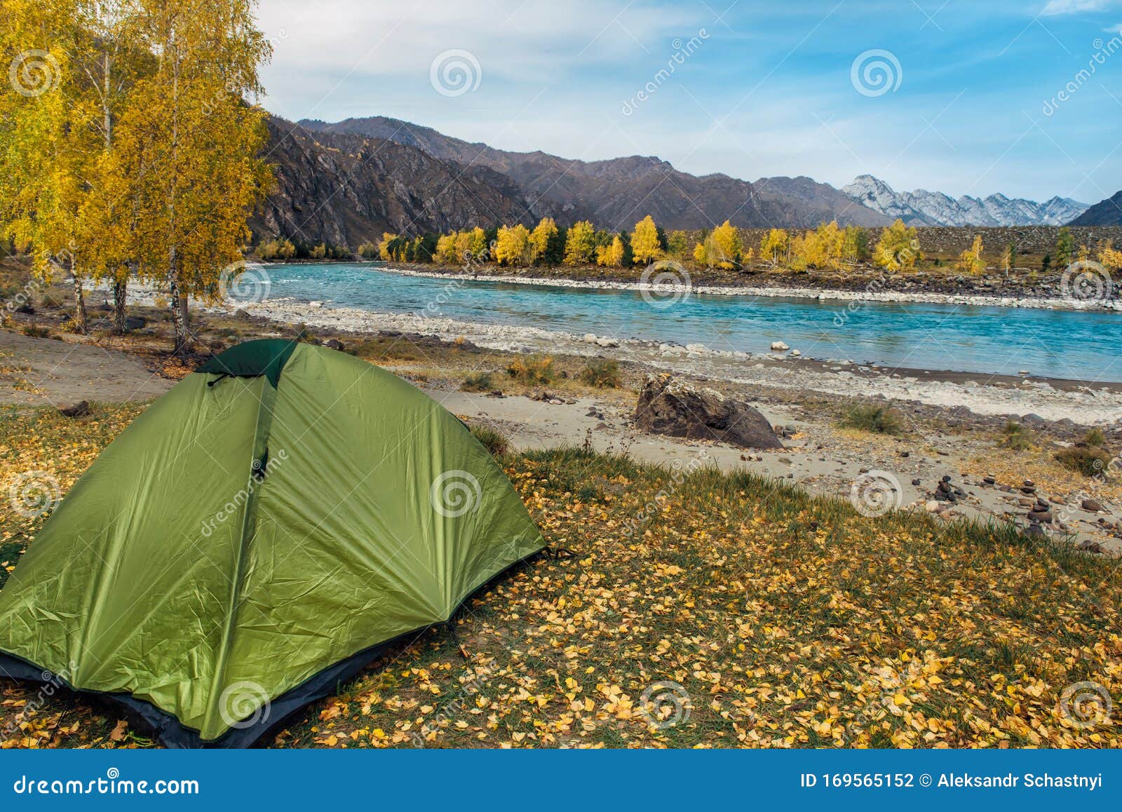 Туристический палатку на траве в живописном месте на берегу реки среди ...