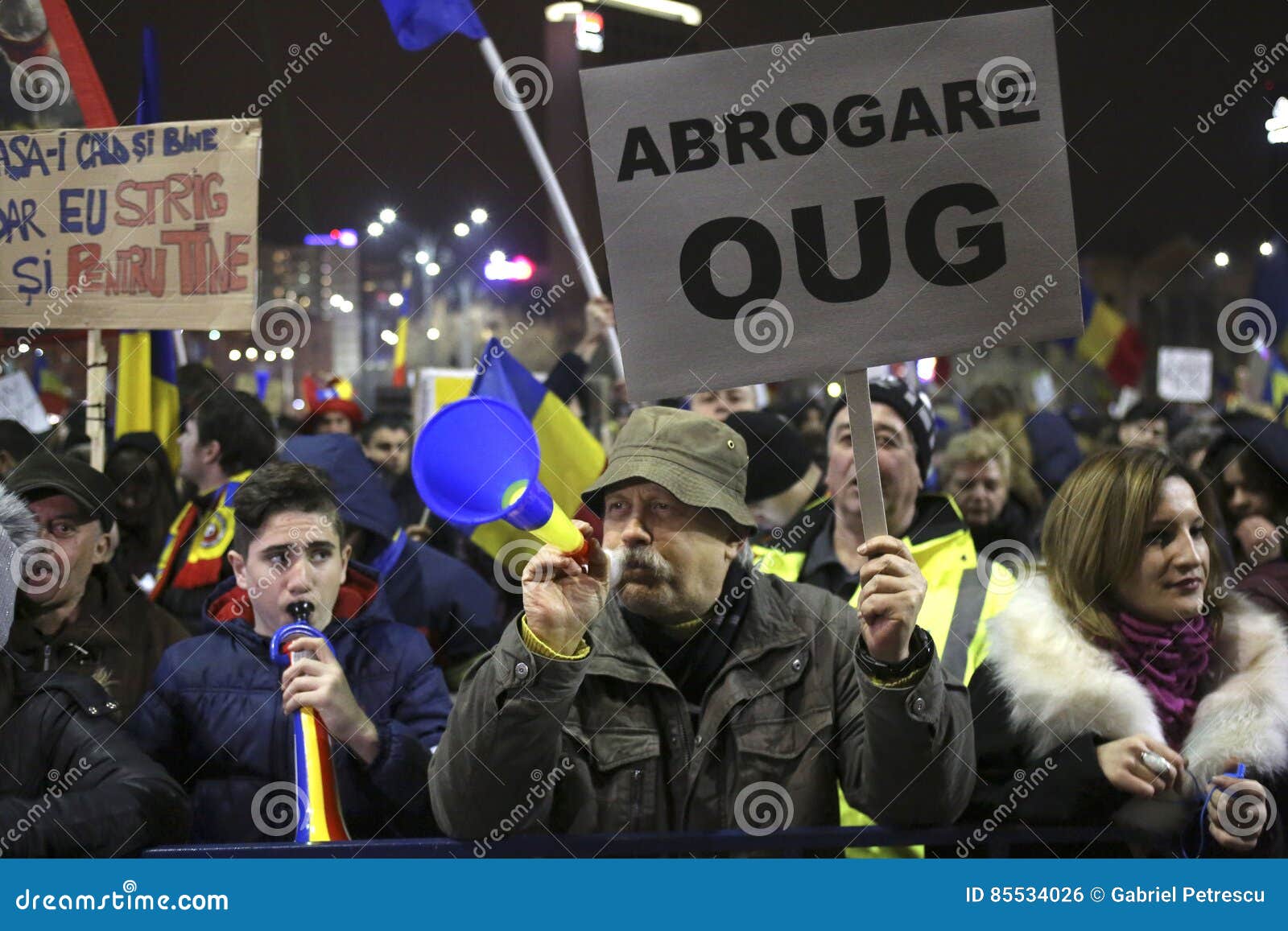 100 тысяч протест как Румыния ослабляет закон коррупции. Бухарест, Румыния - 4-ое февраля 2017: Над 100 тысяч людьми опротестуйте перед румынским правительством против новых более разрешительных законов для коррупции