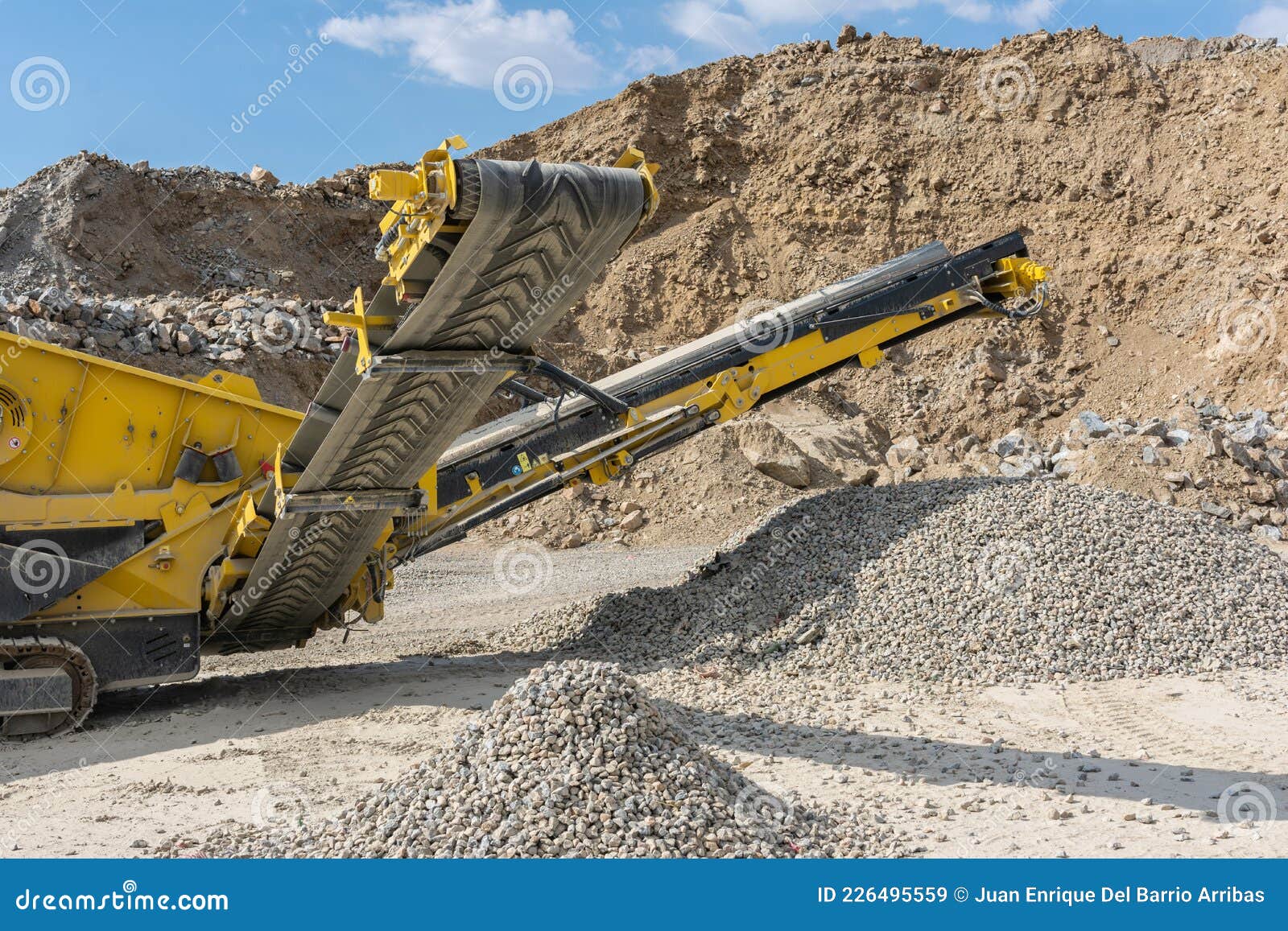 тяжелые и мобильные машины в карьере для превращения камня в ...