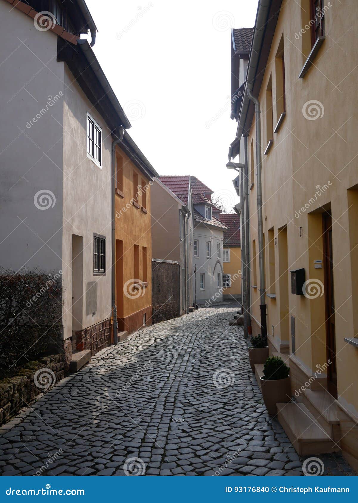 Улица мощенная булыжником узкой частью городская с домами Стоковое Фото ...