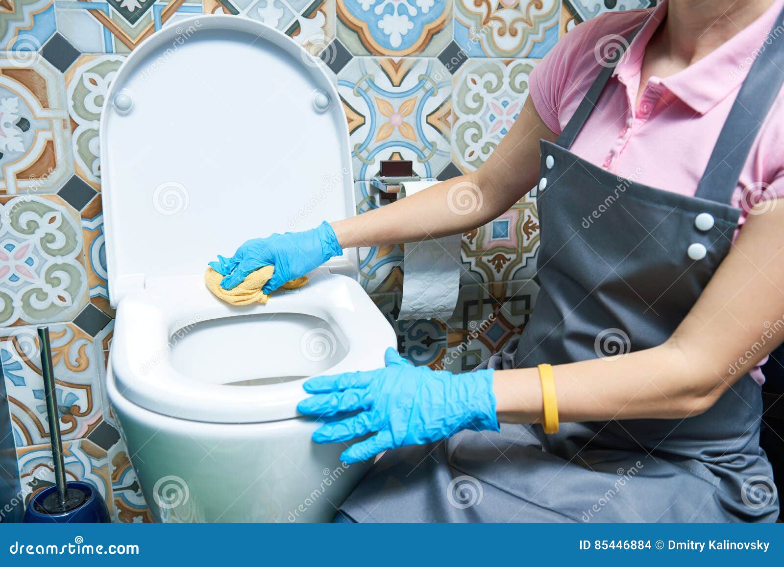 уборка раковина туалета женщины чистая Стоковое Фото - изображение ...
