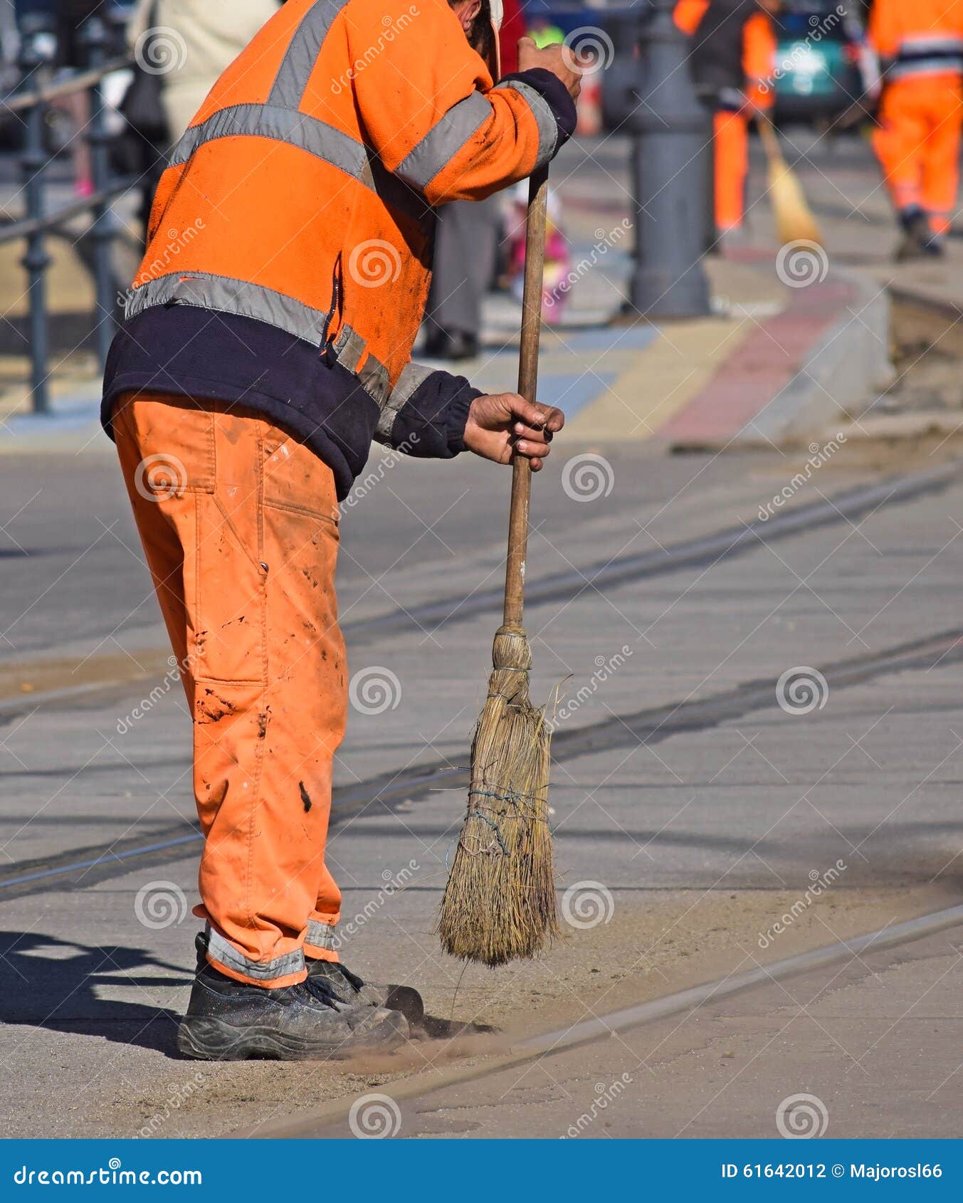 Уборщик улицы на работе стоковое фото. изображение насчитывающей одежда ...