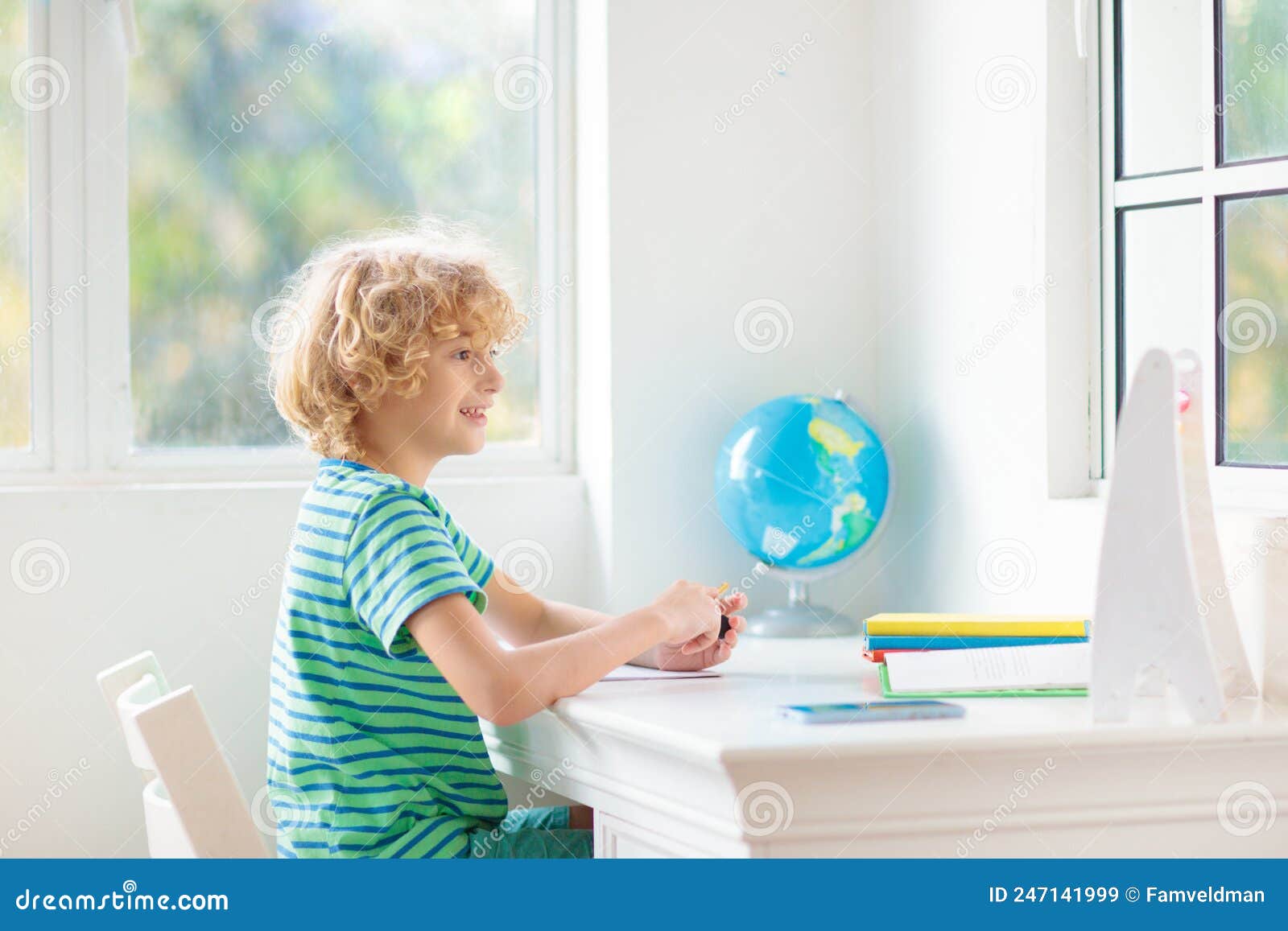 удаленное обучение в Интернете. школьники с компьютером Стоковое ...