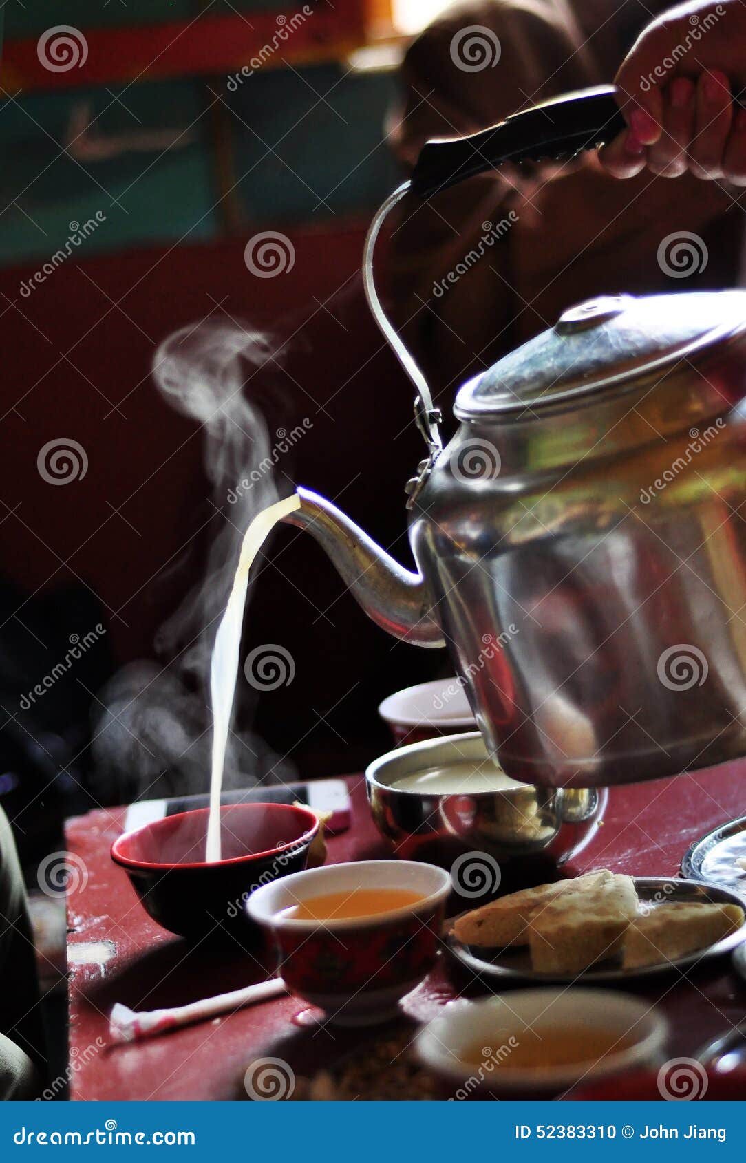 Умасленный чай на горах в родинке Jiuzhaigou Valley