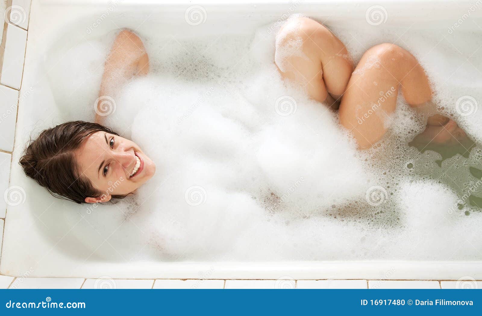 Девочка в ванне Dreamstime