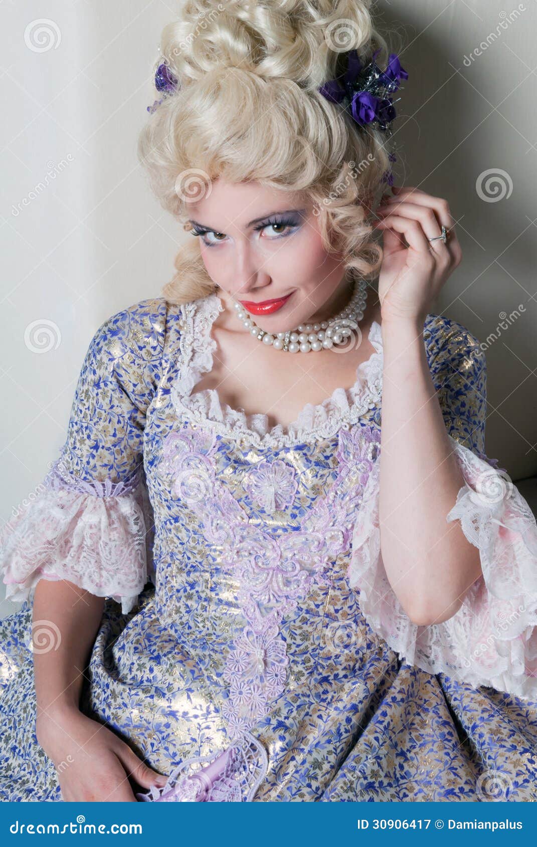 УСМЕХАЯСЬ КРАСИВАЯ ЖЕНЩИНА. Портрет молодой женщины красоты в платье стиля Луис XIV шестнадцатого и XVII веках