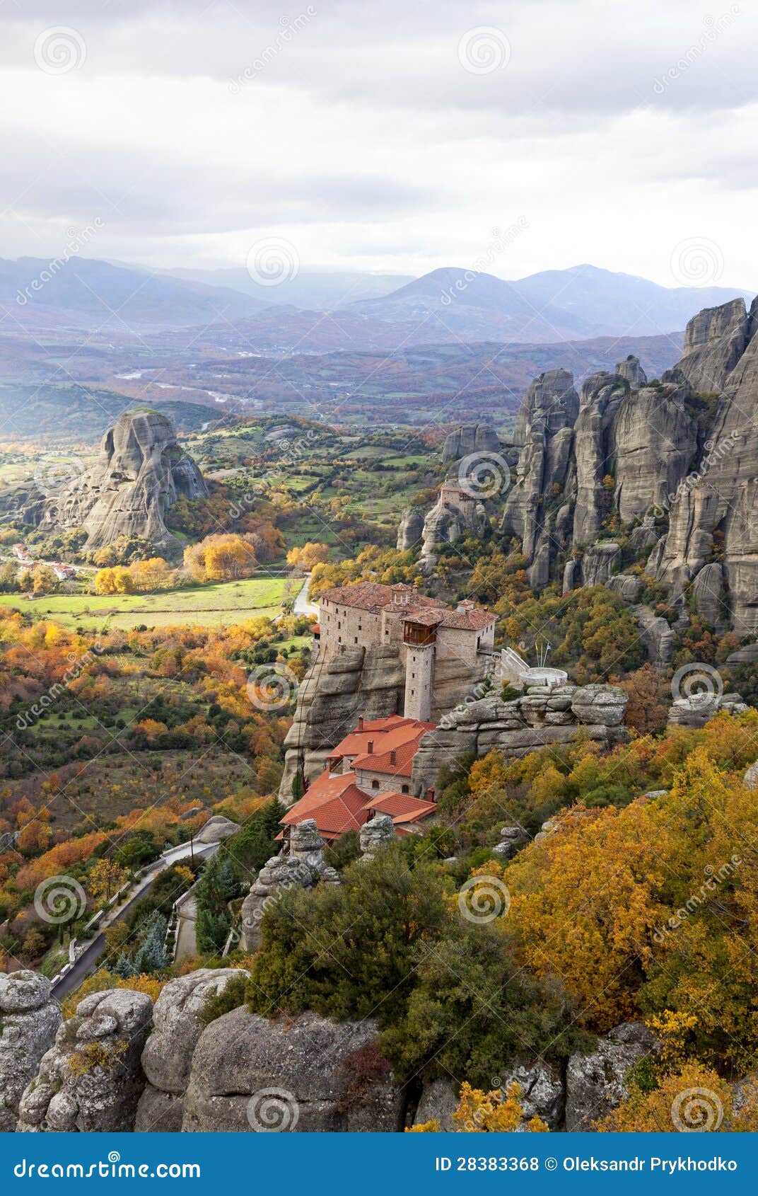 Утесы и скиты Meteora в Греции. Утесы Meteora и скиты в области Trikala, Греция