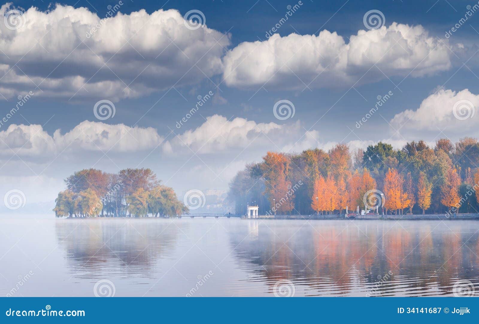 Утро осени LMisty на пруде города. Ternopil; Украина; Европа.