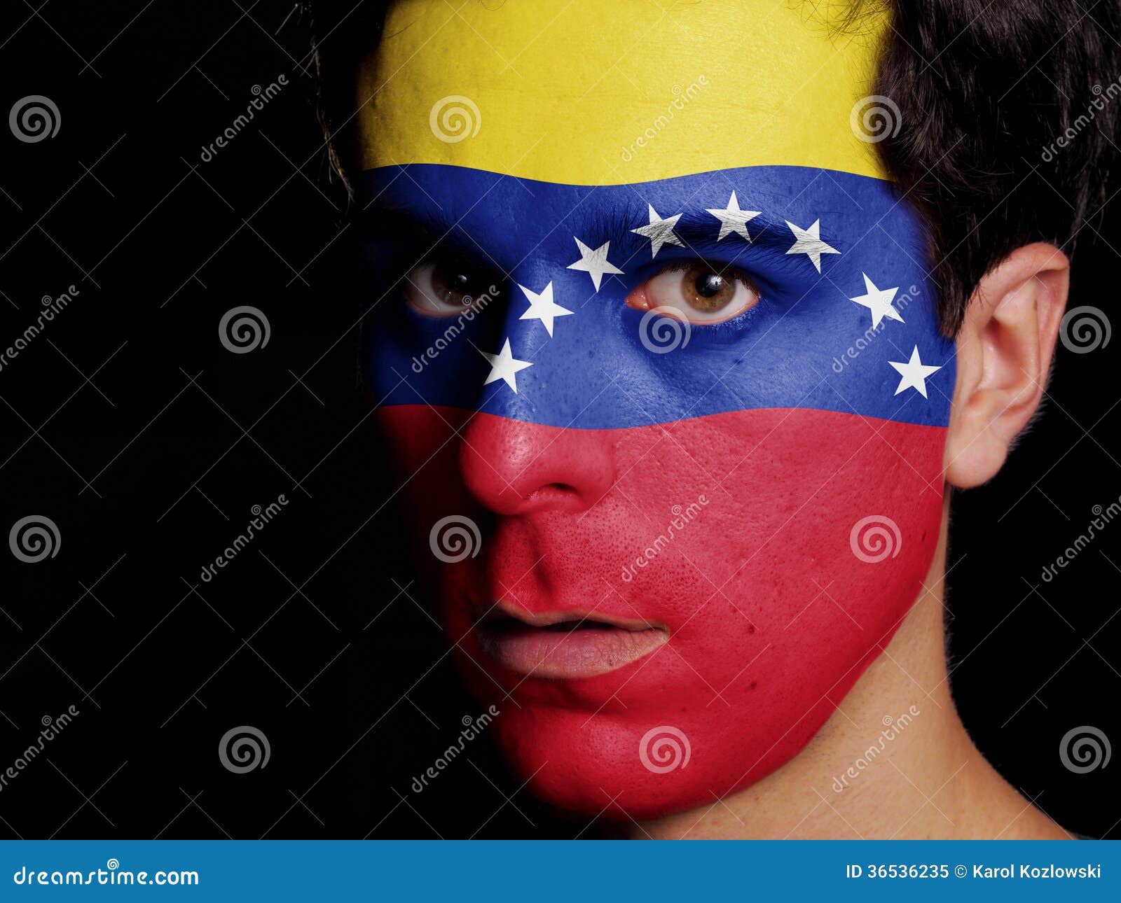 Флаг Венесуэлы покрасил на стороне молодого человека
