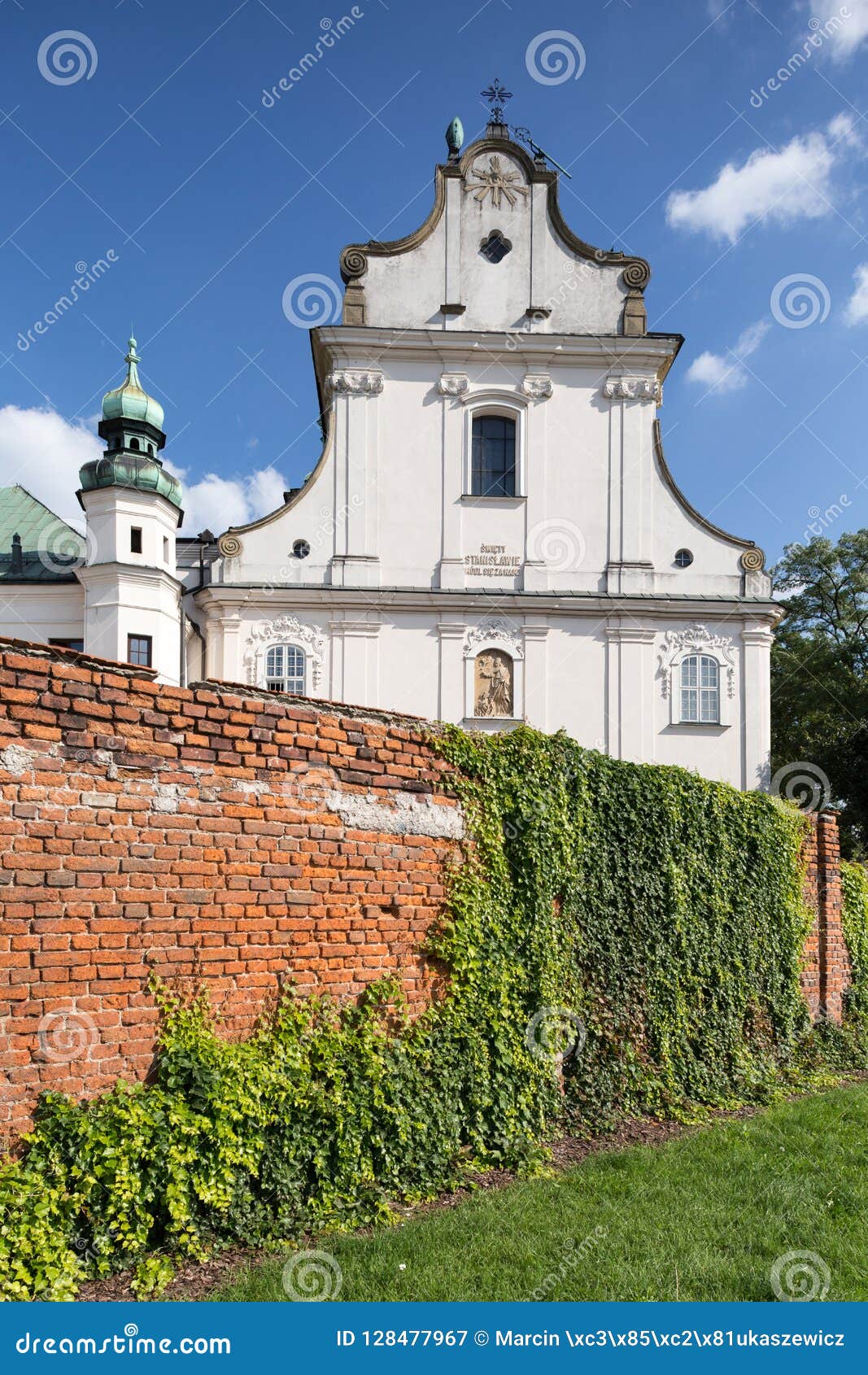 Фасад церков SKalka в Cracow, Кракове, Польше. Церковь в Кракове, Польша Skalka Барочная церковь Sts Микеланджело и Stanislaus