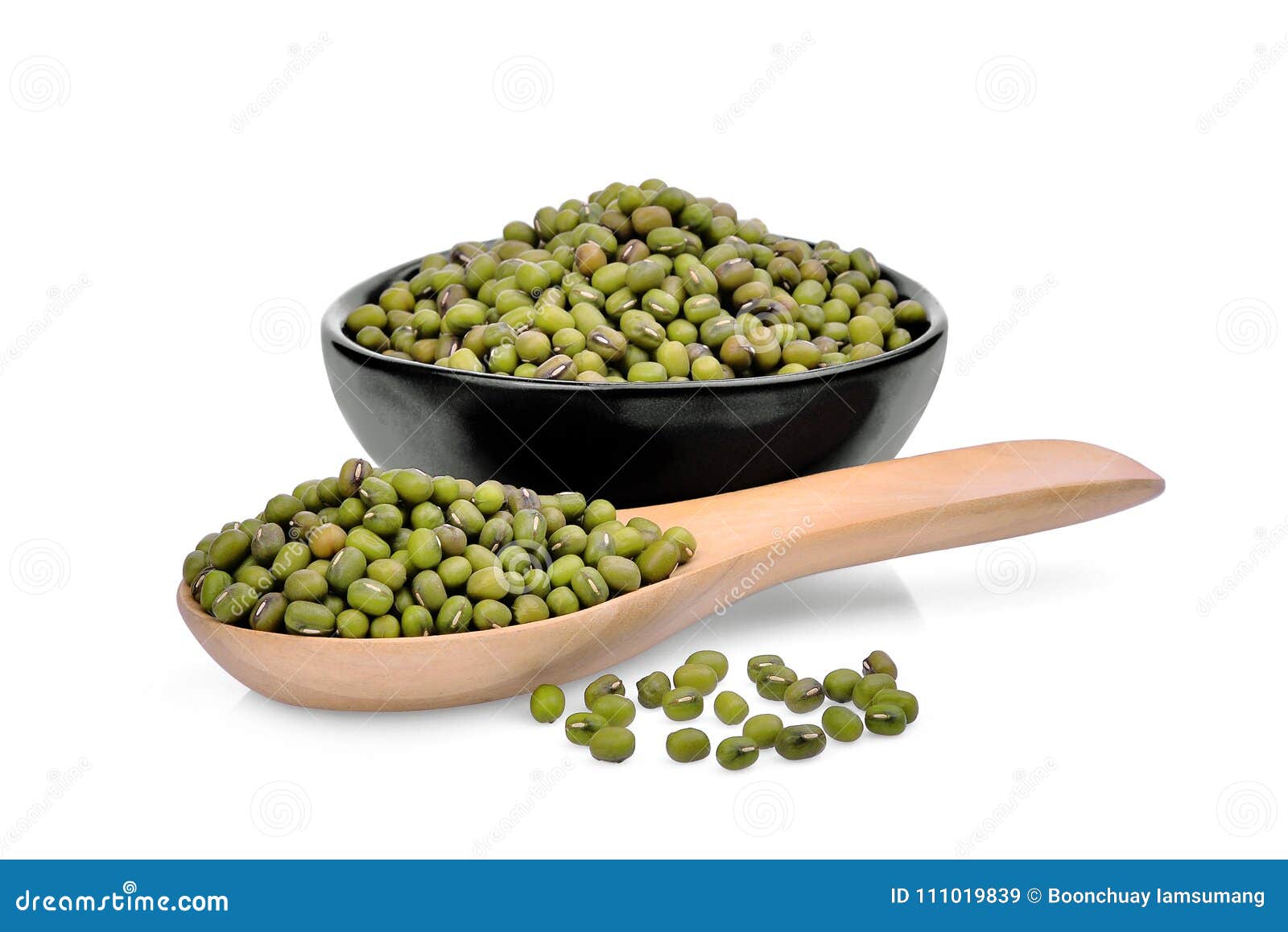 Фасоли Mung в деревянной ложке и черном шаре изолированных на белизне ...